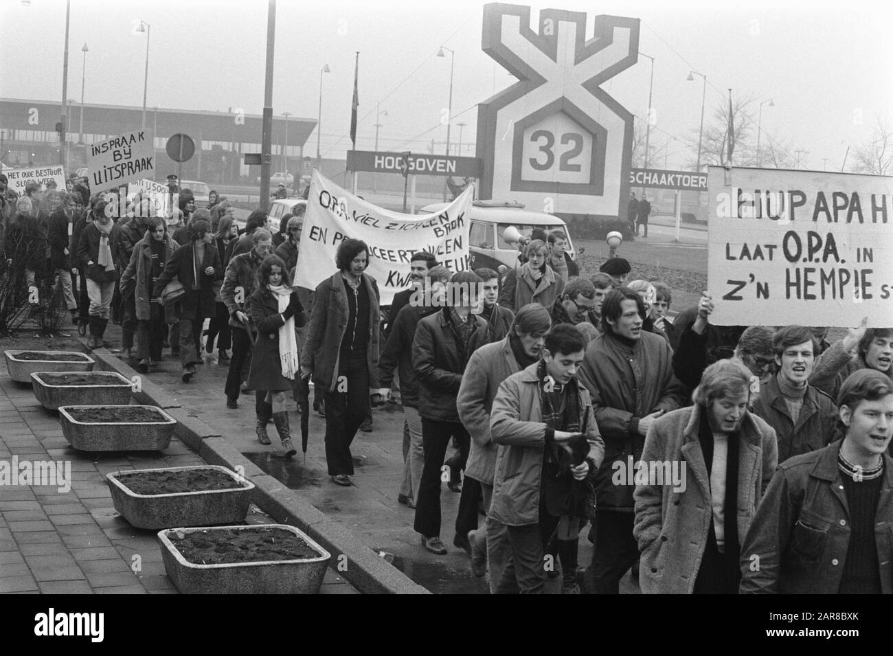 Students in Amsterdam-Noord collect for Biafra Date: 15 January 1970 Location: Amsterdam, Noord-Holland Keywords: demonstrations Stock Photo