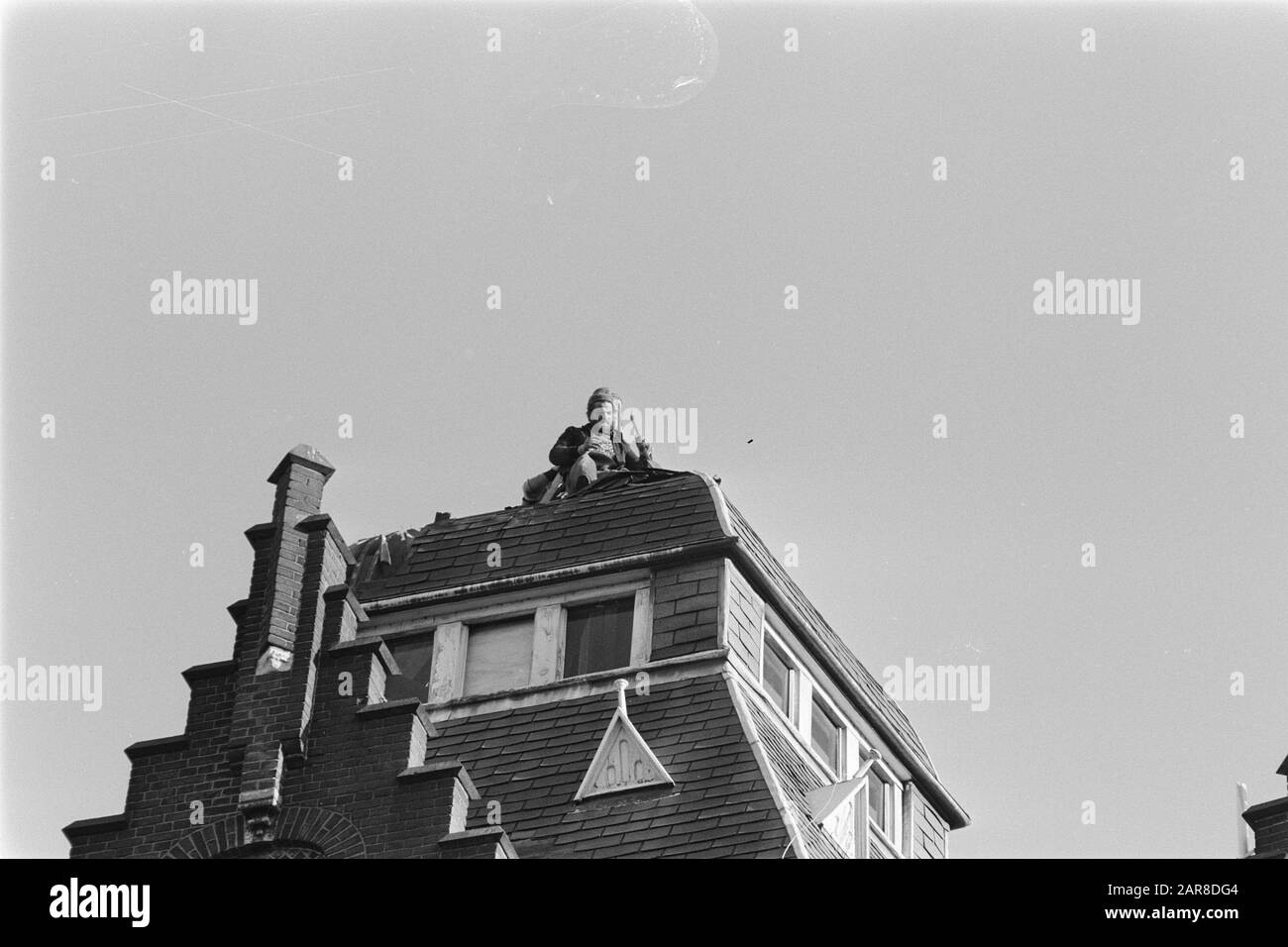 Sloop Grote Wetering started, roof of Grote Wetering Date: December 3, 1980 Location: Amsterdam, Noord-Holland Keywords: demolition, buildings Stock Photo