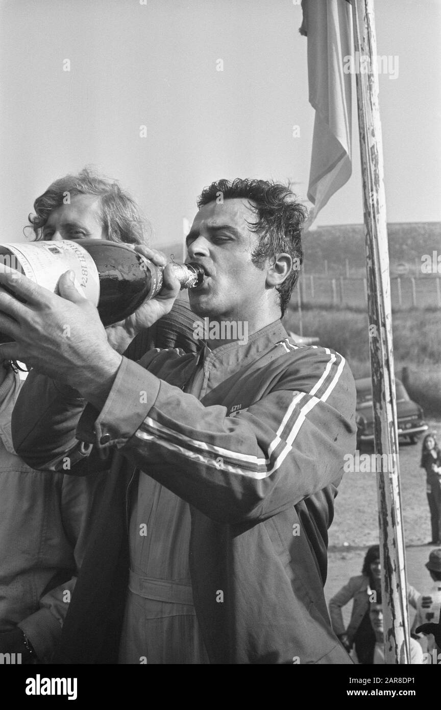 Slotraces Op Zandvoort Auto Akersloot Dane And Han Tj 32 Nico Chiotakis With Cup And Champagne Date 8 October 1972 Location Noord Holland Zandvoort Keywords Car Races Personal Name Nico Chiotakis Stock Photo Alamy