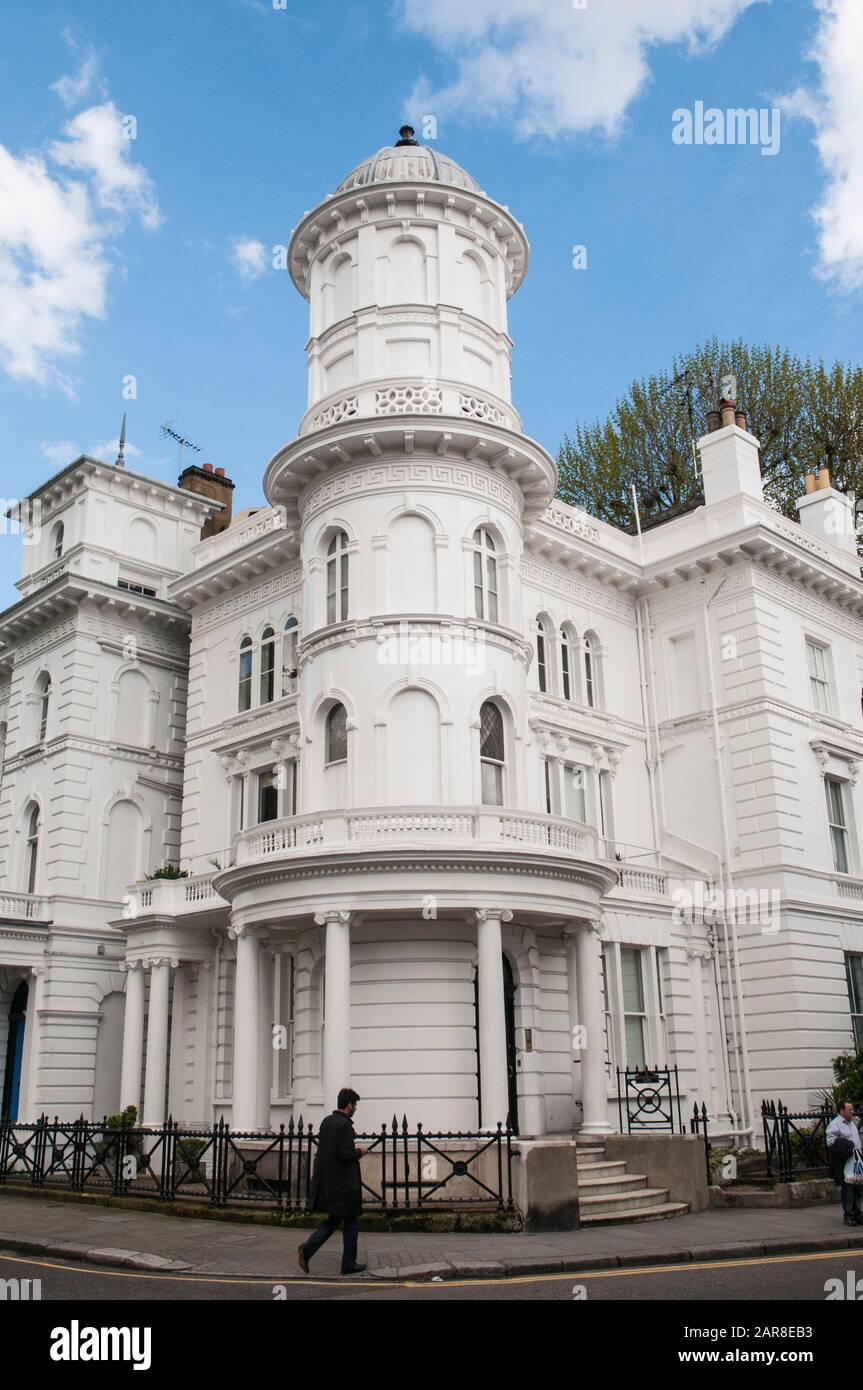 Streetscape in the affluent Kensington district of London's West End ...