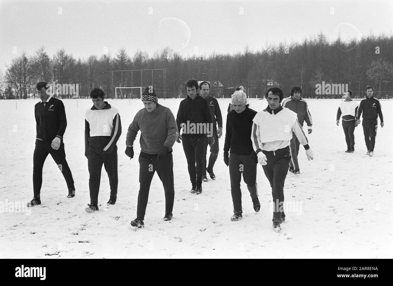 Training of PSV for the match against Vorwärts Berlin in Eindhoven  Players walk in the snow, 2nd from left trainer Kurt Linder, right Pleun Strik, 2nd from right Bent Schmidt Hansen Date: 8 March 1971 Location: Eindhoven, Noord-Brabant Keywords: Snow, Sports, Trainers, Football, Football Persons Name: Linder, Kurt, Schmidt Hansen, Bent, Strik, Pleut Institution Name: Vorwarts Berlin Stock Photo