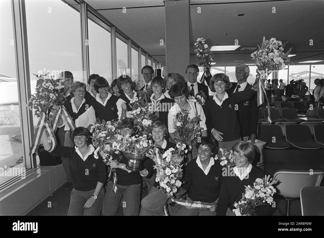 Arrival from Canada of world champion women's hockey Netherlands at Schiphol  sport, hockey, arrival and departure, flowers, group portraits Date: 31 August 1979 Location: Noord-Holland, Schiphol Keywords: arrival and departure, flowers, group portraits, hockey, sports Stock Photo