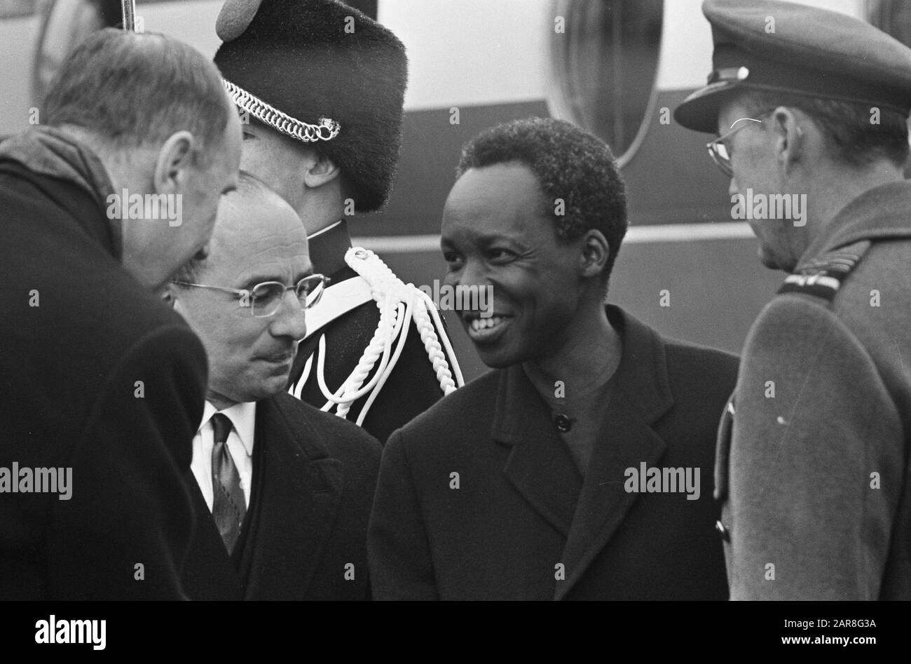 State visit President Nyerere of Tanzania. At Soesterberg airport, flnr Luns, Cals, Nyerere and Prins Bernhard Date: 21 april 1965 Location: Soesterberg, Utrecht Keywords: ministers, presidents, princes, state visits, airports Personal name: Bernhard (prince Netherlands), Luns, J.A.M.H., Luns, Joseph, Nyerere, Julius Stock Photo