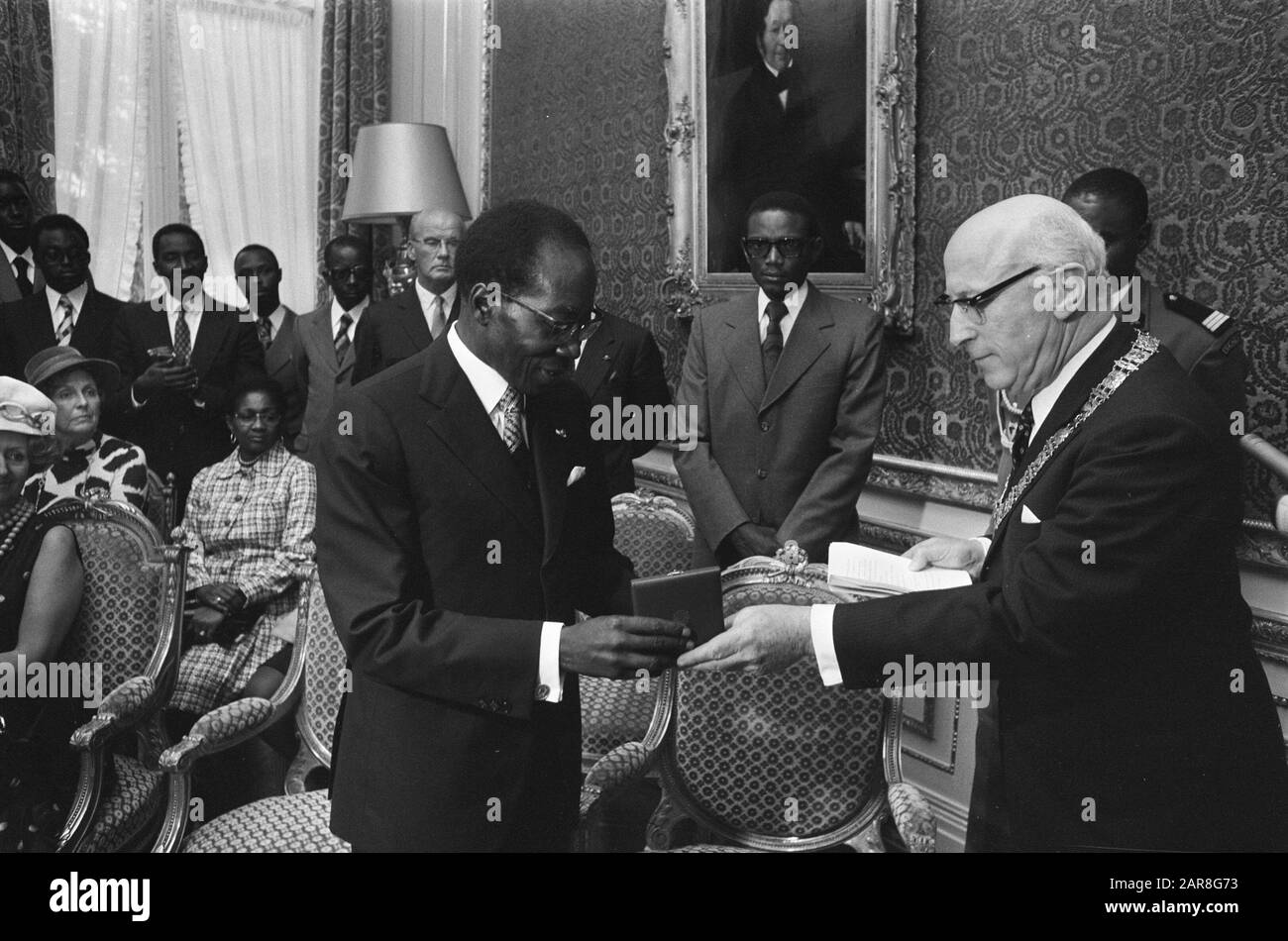 State visit President Senghor of Senegal to the Netherlands Senghor received by Mayor Samkalden Date: October 22, 1974 Keywords: mayors, receipts, presidents, state visits Stock Photo