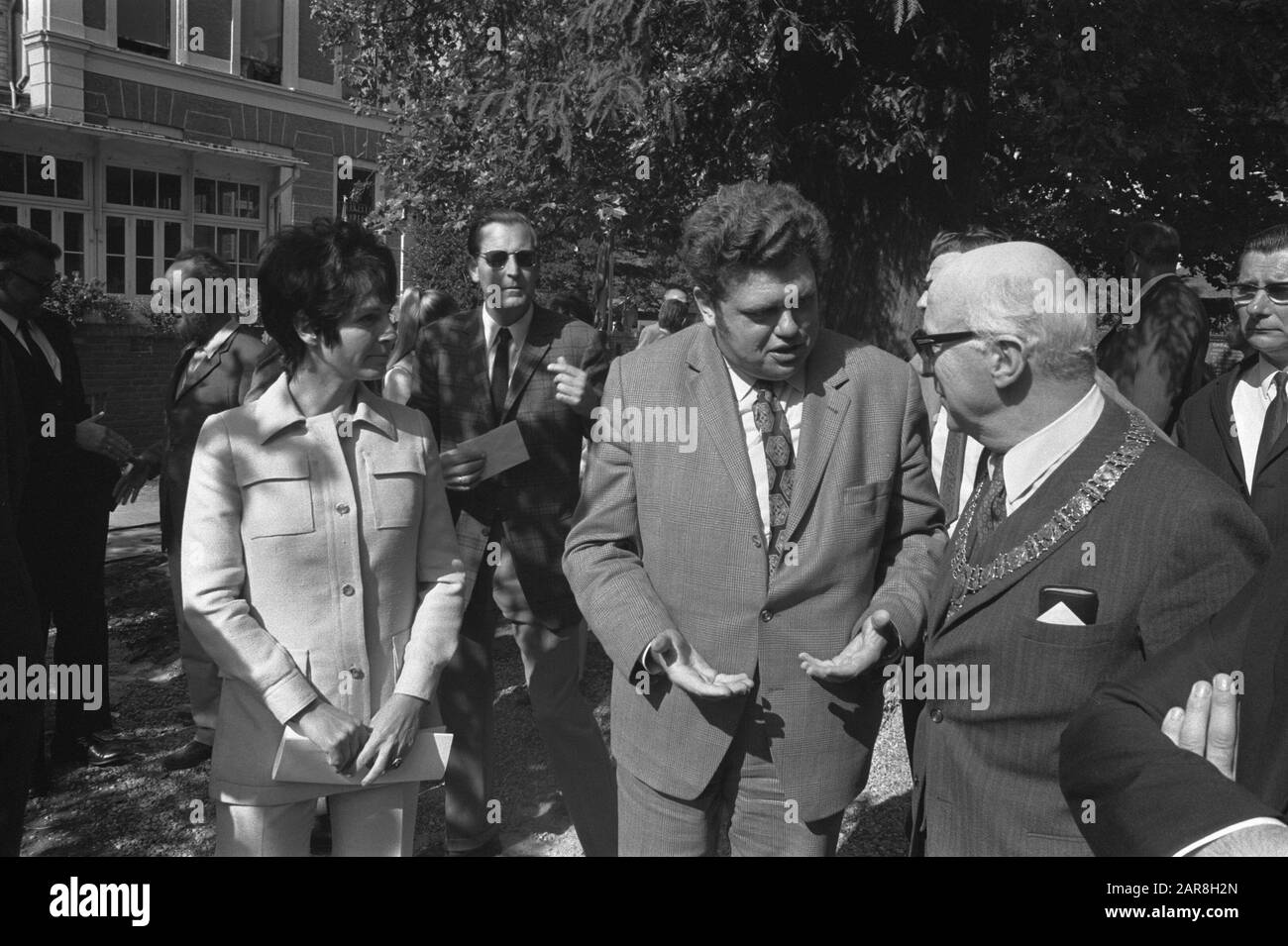 State Secretary Vonhoff mast stone in apprenticeship building site Artis in connection with 25 years Stichting Vakopleiding Bouwnijverheid Amsterdam, vlnr. Mies Bouwman, Vonhoff, mayor Samkalden Date: 9 September 1971 Location: Amsterdam, Noord-Holland Keywords: mayors, zoos, state secretaries, stones Personal name: Bouwman, Mies, Vonhoff, Henk Stock Photo