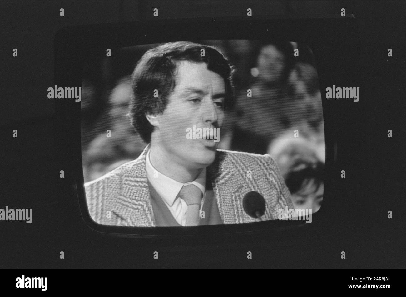 Stanley H. on the TV in the program Sonja on Saturday; lawyer Leo Spigt  Date: 28 January 1985 Keywords: lawyers, television programs Personal name:  Spigt, Leo Stock Photo - Alamy