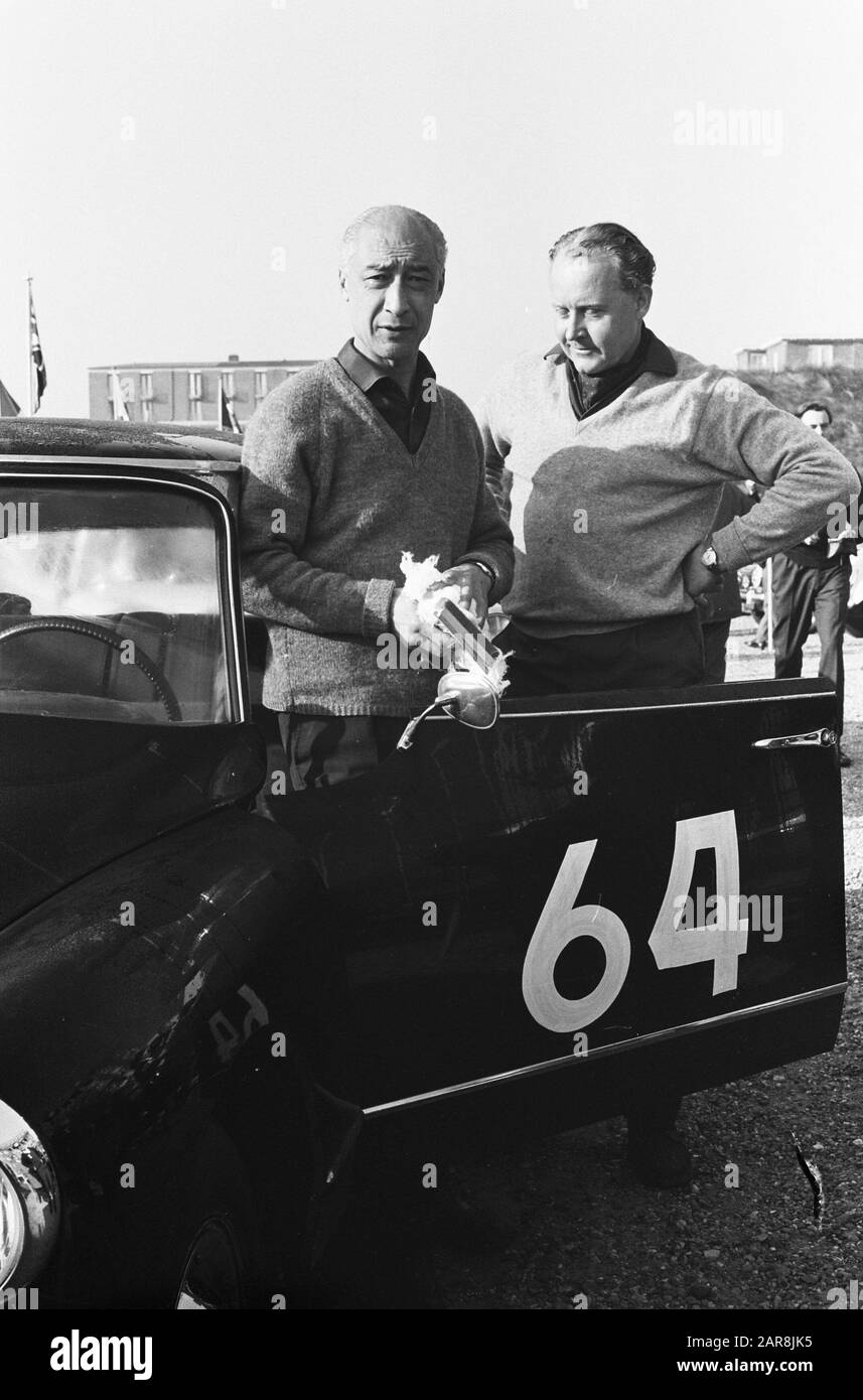 Tulpenrally 1963  Start Tulpenrallye in Noordwijk, M. Gatsonides and J. E. Landweer with their Citroën DS 19 at the start Date: April 23, 1963 Location: Noordwijk Keywords: Autories, motorsport, sport Personal name: Gatsonides, M., Landweer, J.E. Institution name: Tulpenrally Stock Photo