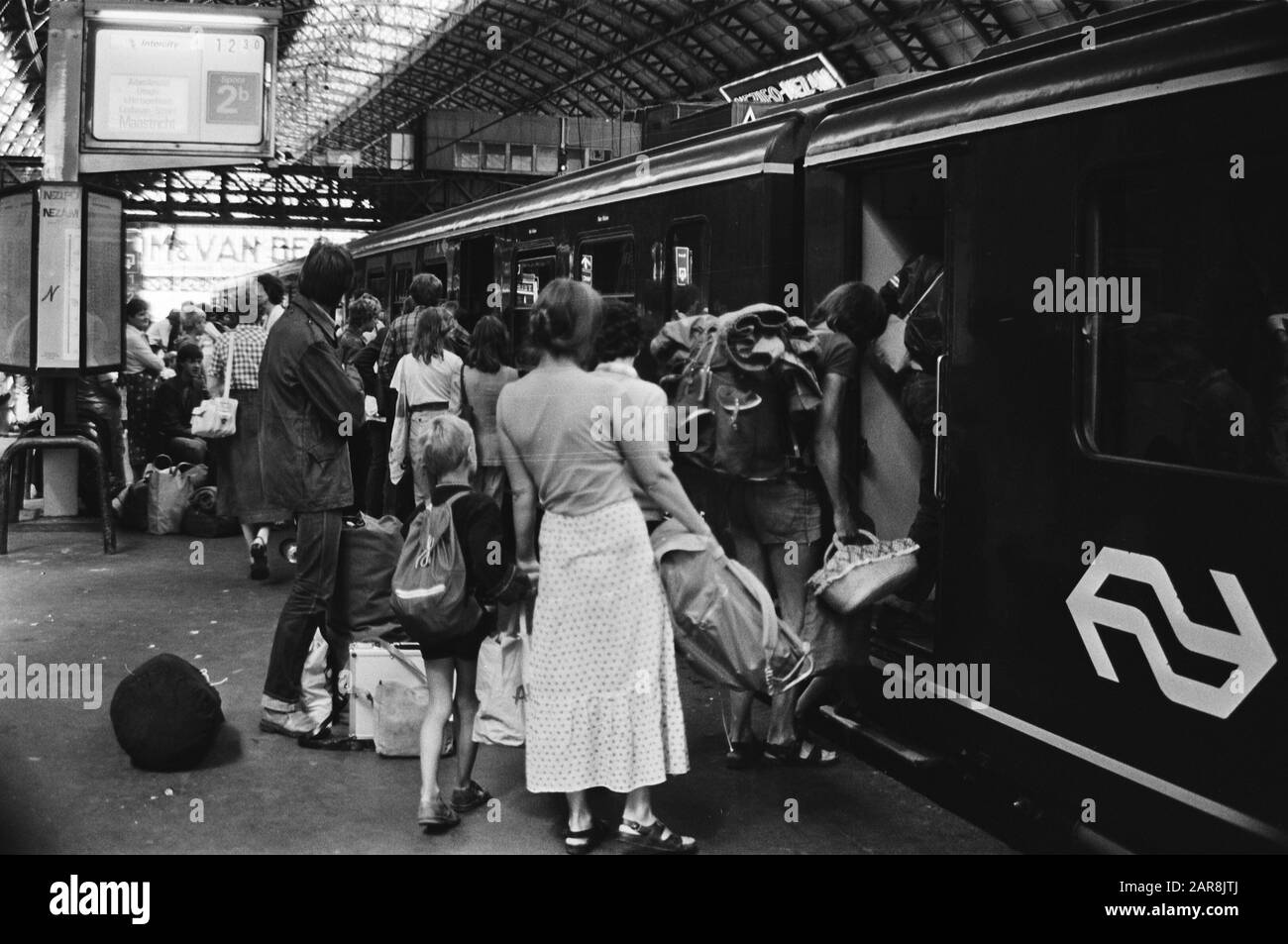 Holiday exodus at the Central Station in Amsterdam  stations, travellers, trains Date: 13 July 1979 Location: Amsterdam, Noord-Holland Keywords: travelers, stations, trains Stock Photo