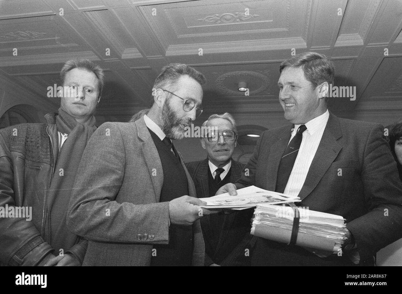 Stichting Pitt Bull Interests offers report to Kamercie Agricultural; Chairman Van Herpen (SPBB) (l) and President Blaunt (r) Date: December 6, 1988 Keywords: REPORTS, chamber commissions Personal name: Blaunt, Cie Stock Photo