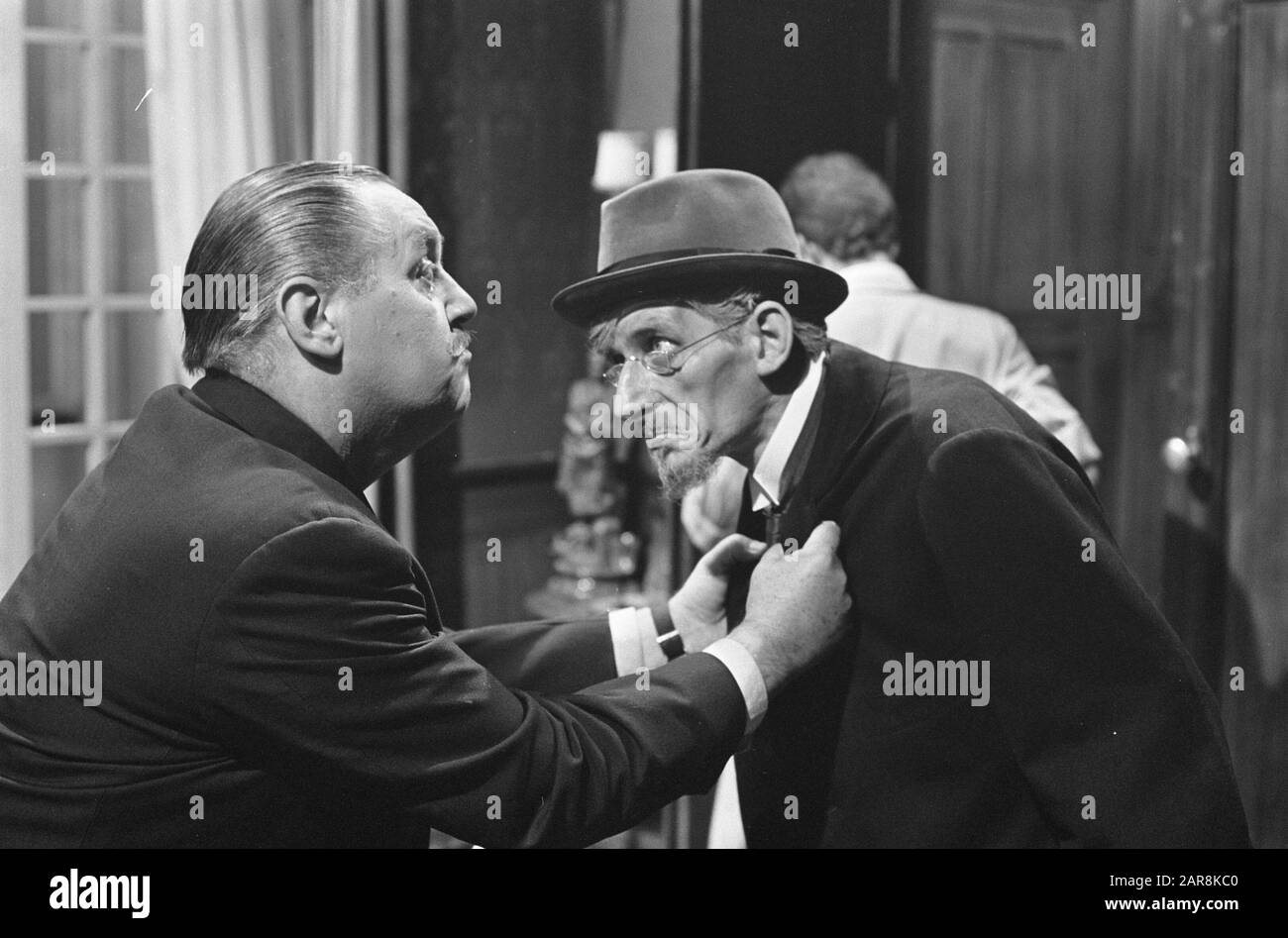 Chair dance, new television series. Paul Meyer as HR. Hakspoor and Ben Minolaals, number 5