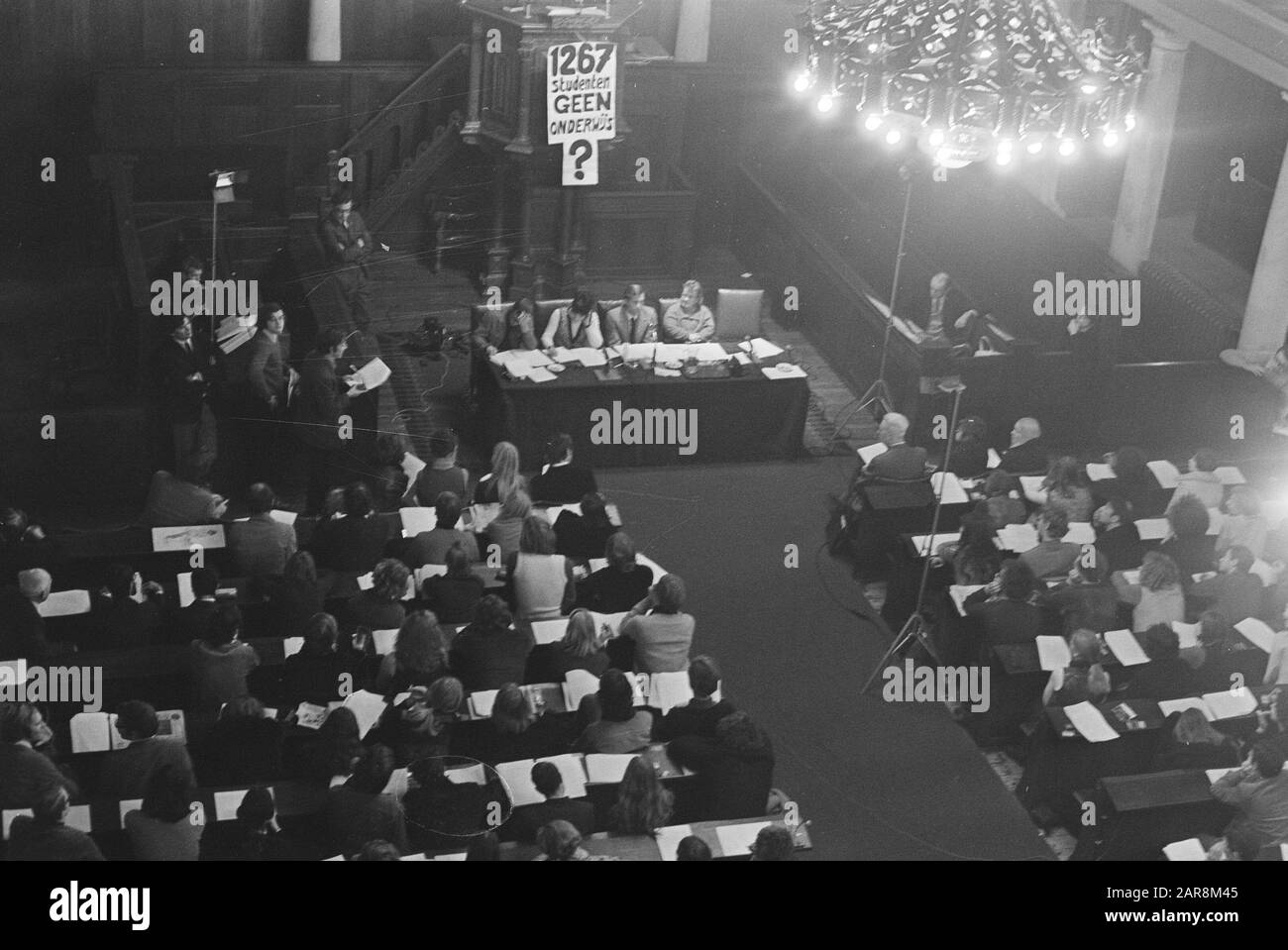 Students and teachers of the Institute for Neerlandistiek went on strike after meeting, Amsterdam; overview meeting Date: 30 November 1970 Location: Amsterdam, Noord-Holland Keywords: TEACHERS, STUDENTS, Strikes, Meetings Stock Photo