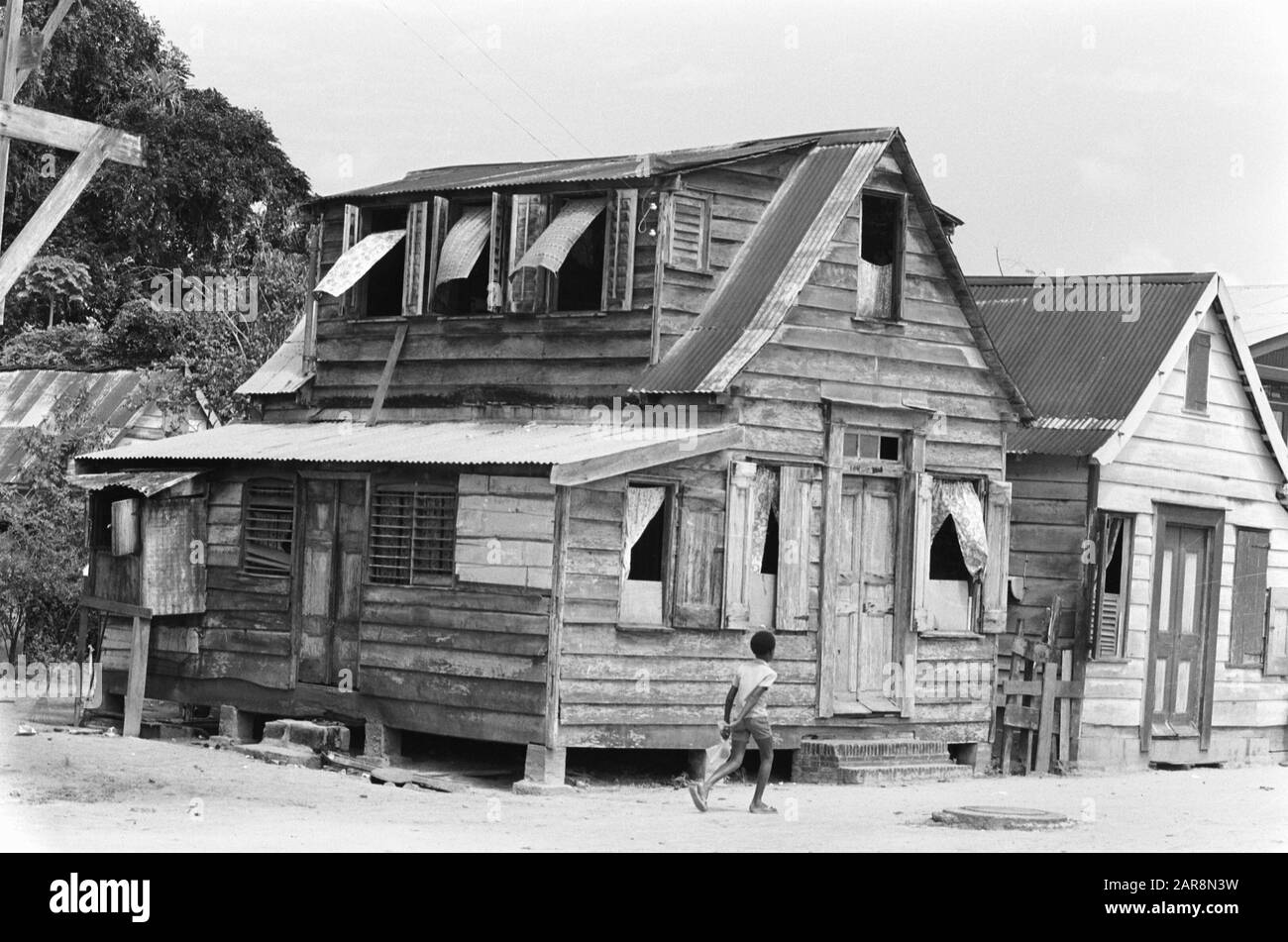 Suriname, The Erven, Poverty; people between their slum dwellings Date: April 1, 1975 Keywords: Poverty, PEOPLE, slum houses Personal name: De Erven Stock Photo