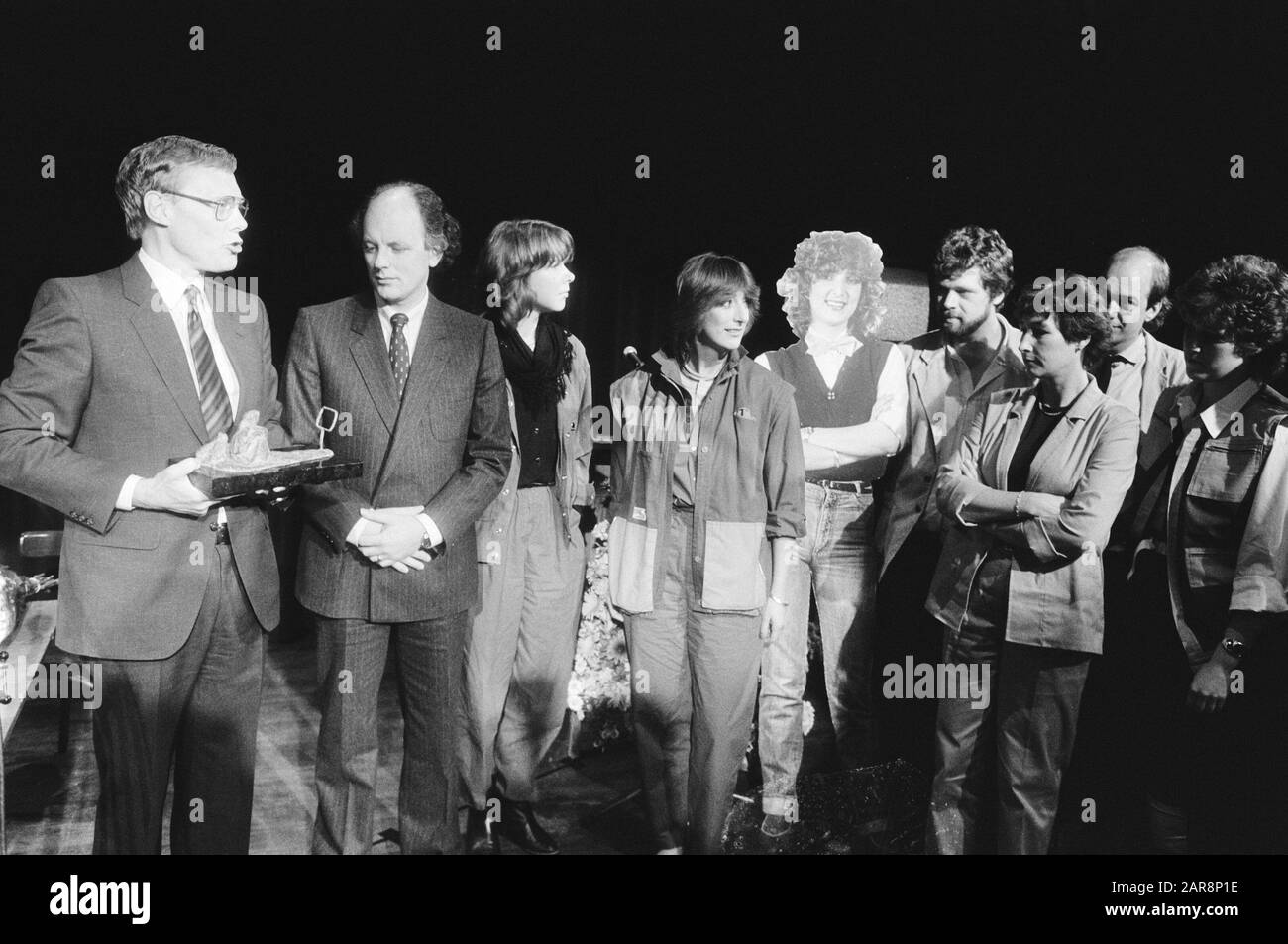 Gift of The Children's Cabinet for the best TV shows for youth  Team of the Youth Journaal (Leoni Jansen is assembled), left of her Marga of Prague Date: May 25, 1983 Keywords: children's program s, news broadcasts, awards, programmers, television programs Personal name: Jansen, Leoni, Prague, Marga of Stock Photo