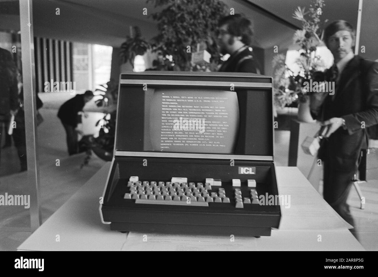 Opening by prince Claus of Center for Automation in Arnhem Text on a computer Date: 1 april 1971 Location: Arnhem, Gelderland Keywords: computers Stock Photo - Alamy