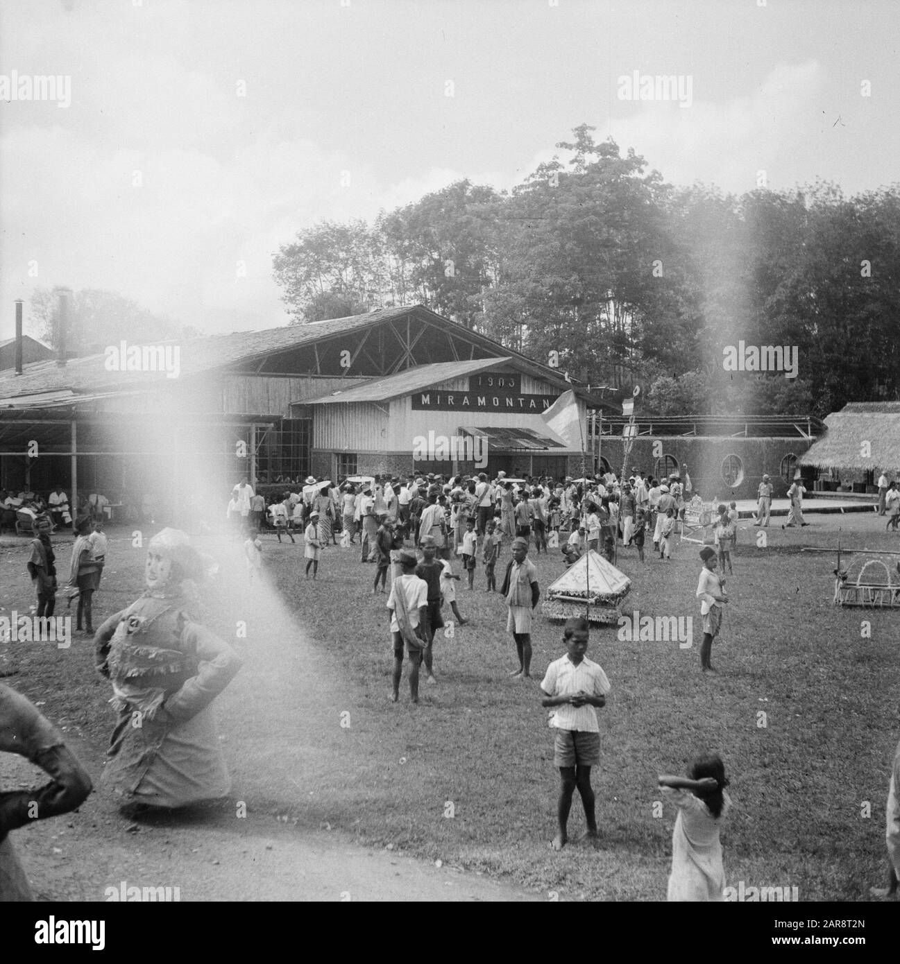 Articles lute. King (Wajang-Goleg dolls Tangerang)  [tea company Mira Montana at Depok] [party reopening?] Annotation: In the foreground ondel-ondel Betawi dolls Date: 25 November 1948 Location: Indonesia, Dutch East Indies Stock Photo