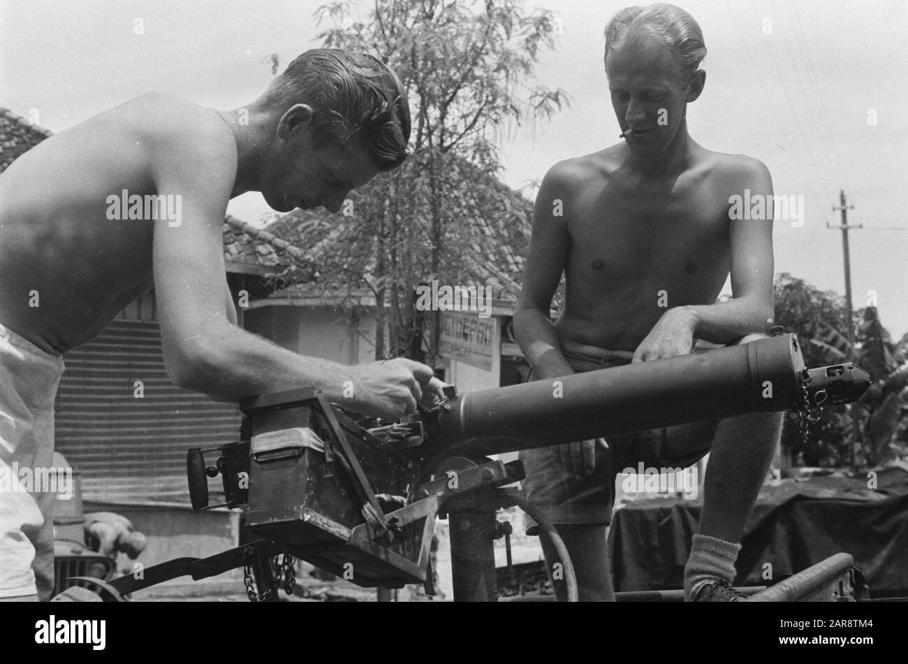 Miscellaneous and sworn officers of the 2nd Infantry Brigade in Tjikampek  Tjikampek: A work that is not forgotten a day: the maintenance of weapons. Overman from Hoorn and Corporal Aukema from Harlingen give their Vickers machine gun a clean. Date: October 1947 Location: Cikampek, Indonesia, Java, Dutch East Indies Stock Photo