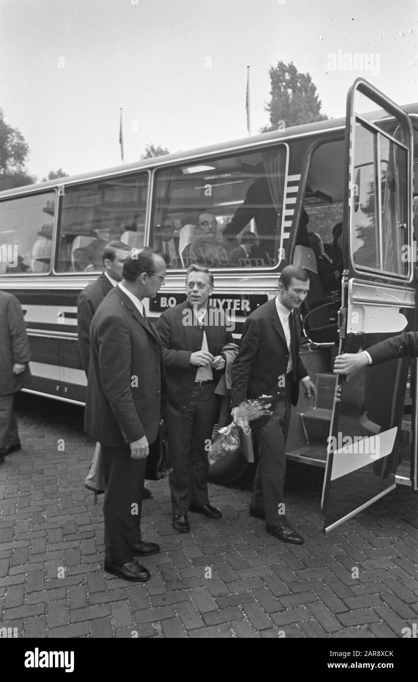 Departure of FC Nuremberg from the Hiltonhotel in Amsterdam  Trainer Max Merkel left at the bus Date: October 3, 1968 Location: Amsterdam, Noord-Holland Keywords: arrival and departure, buses, trainers Personal name: Merkel, Max Institution name: Hiltonhotel Stock Photo
