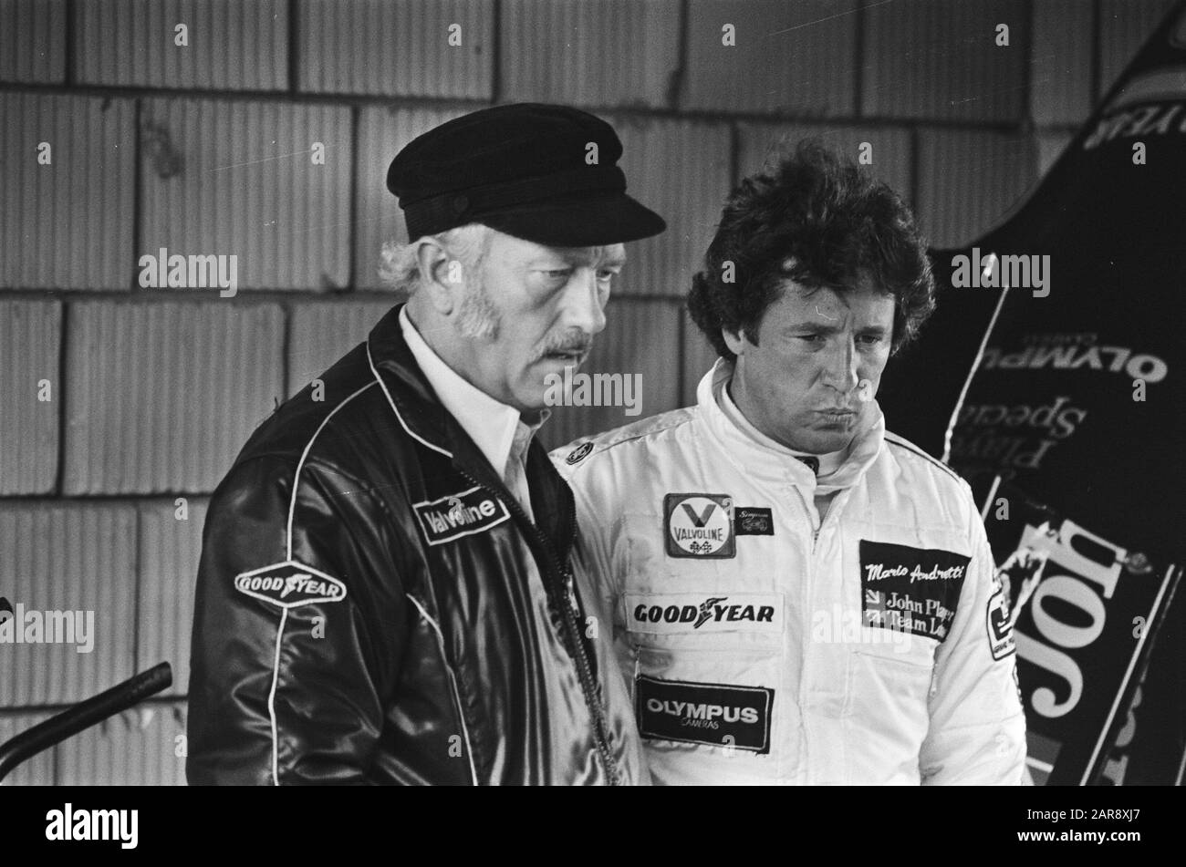 Training Grand Prix Zandvoort; lotusteam-manager Colin Chapmann (l) and Mario Andretti Date: August 25, 1978 Location: Noord-Holland, Zandvoort Keywords: trainings Person name: colin chapmann Stock Photo