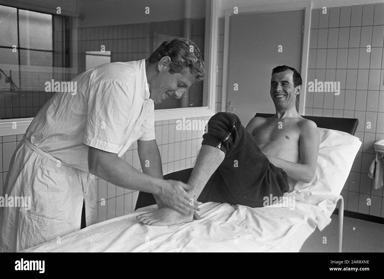 Training Feyenoord, Coen Moulijn massaged by Gerard Meijer Date: August 6, 1965 Keywords: massages, sports, football, footballers Personal name: Meijer Gerard, Moulijn, Coen Institution Name : Feyenoord Stock Photo