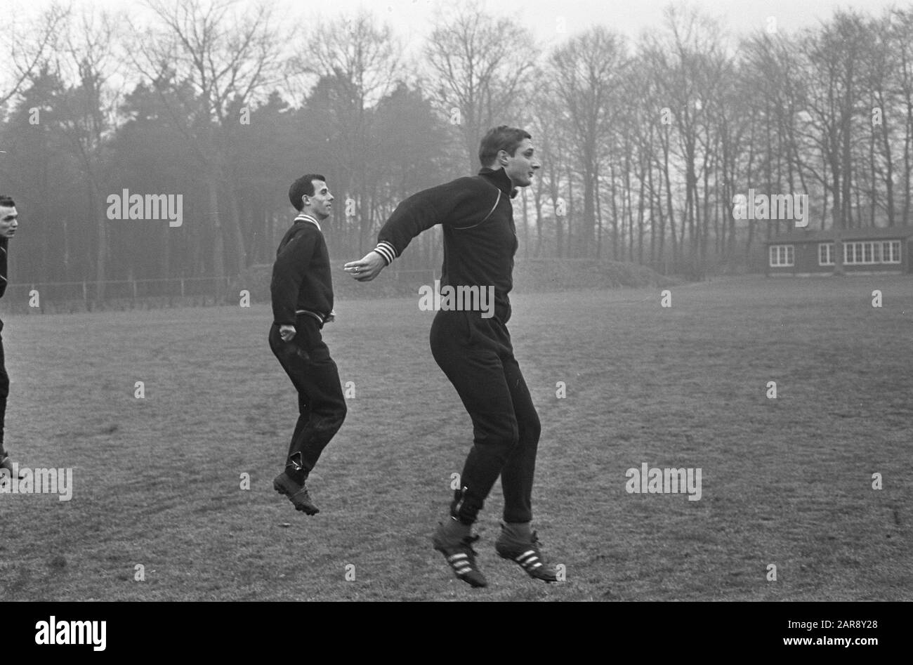 Training Dutch team at Zeist, players during training. Left Coen Moulijn, right? Date: November 26, 1964 Location: Zeist Keywords: sport, training, football Personname: Moulijn, Coen Stock Photo
