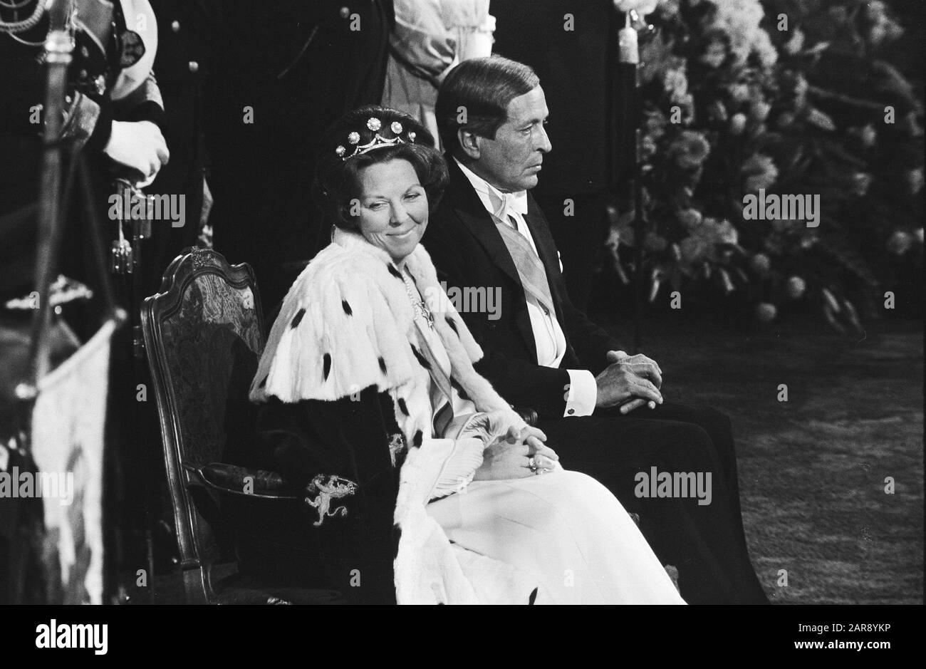 Throne change 30 April, inauguration in New Church; Queen Beatrix looks ...