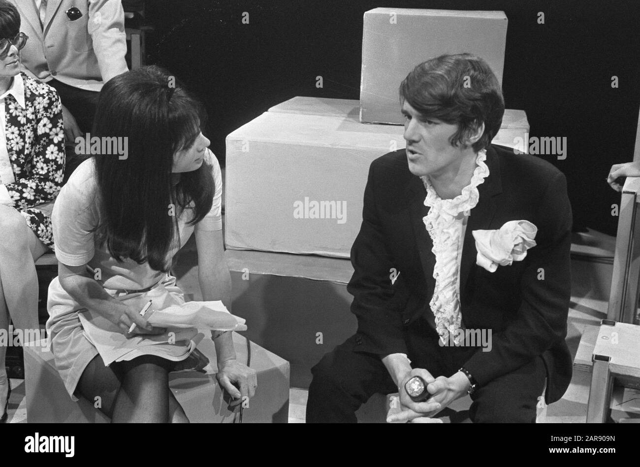 Vara Tv Programs Tv Program Dot Dot Dot Presenters Sonja Barend And Kees Van Kooten Date 13 August 1968 Keywords Program Makers Television Programs Personal Name Barend Sonja Koos Van Stock Photo Alamy