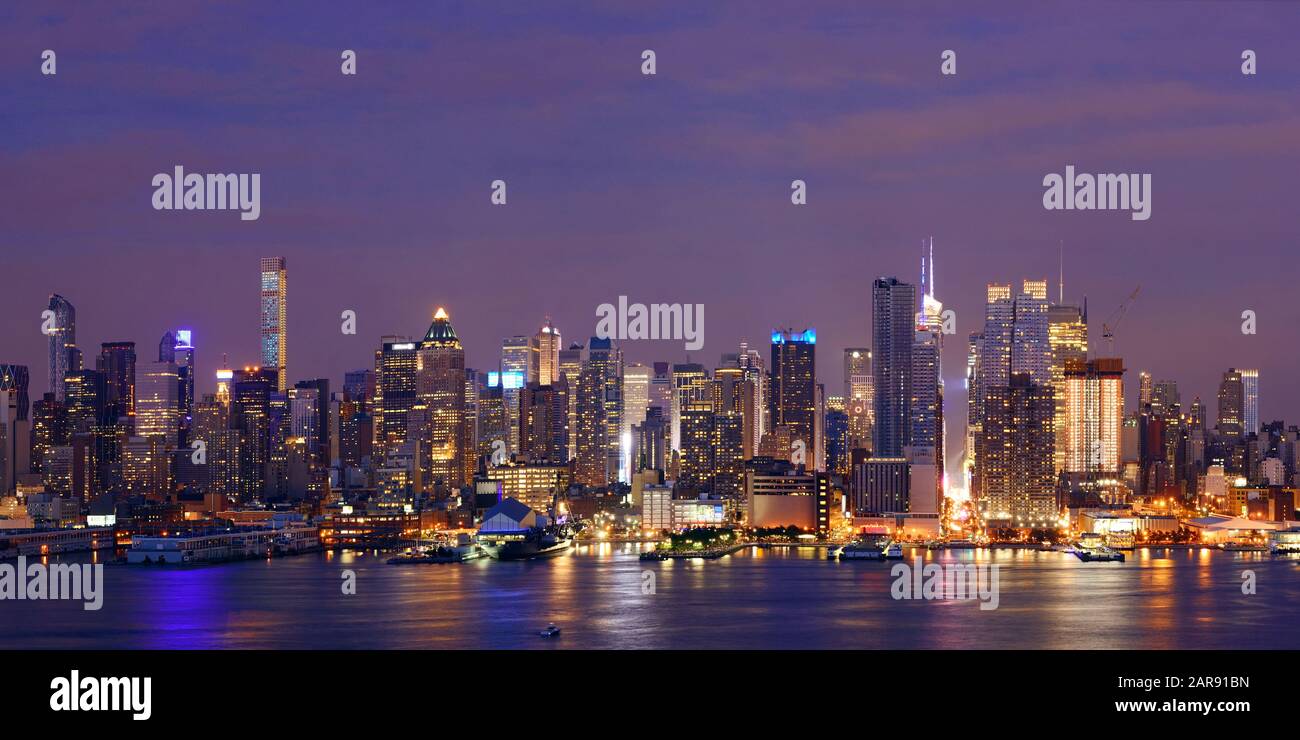 Manhattan midtown skyscrapers and New York City skyline at night ...