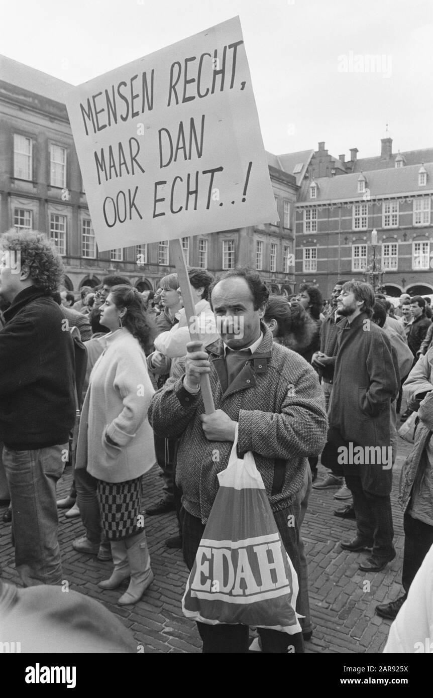 Second Chamber, discussion note refugee policy; chained protesters at Binnenhof Date: April 9, 1987 Keywords: political Institution name: Second Chamber Stock Photo