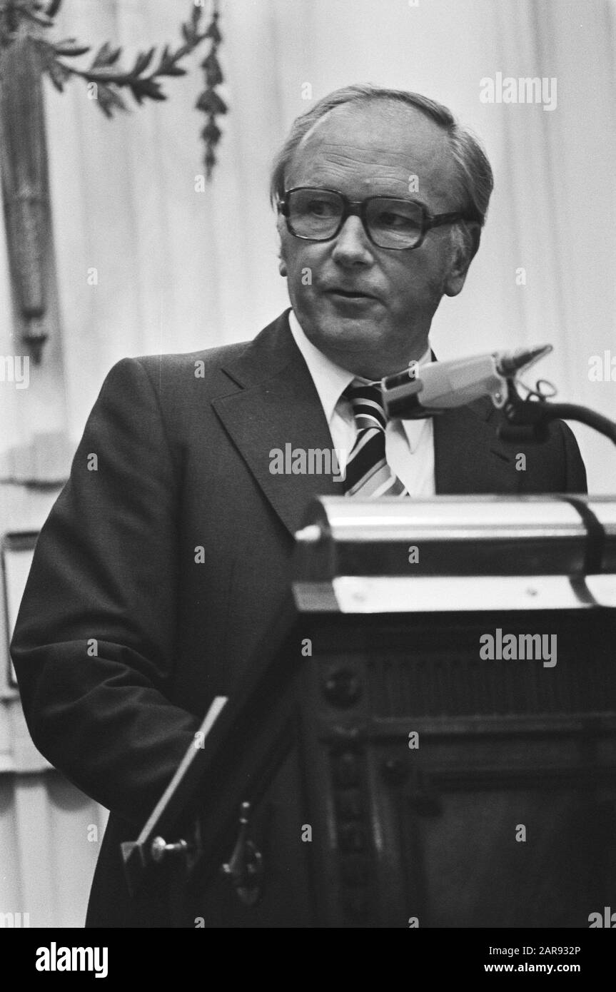 Second Chamber debate on lost core order, Crossinga to the word headings Date: June 3, 1976 Keywords: political Person name: Kruisinga, Roelof Stock Photo