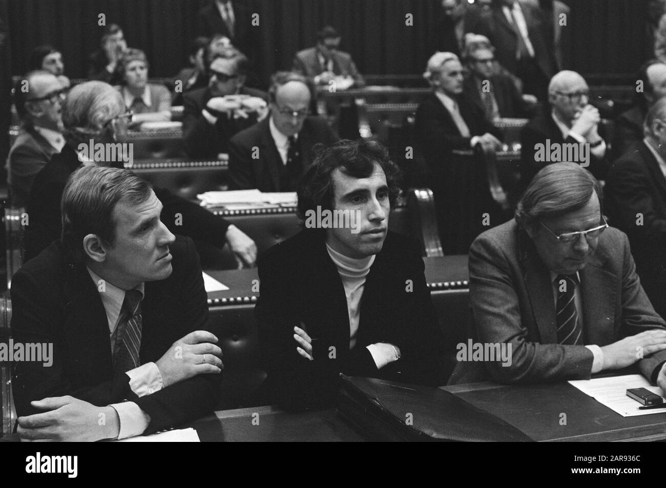 Second Chamber installation Jac. Housen (ex-Chu); Jac. Huissen in the bank between Albert-Jan Evenhuis (VVD) and Beuker (right) (RUPN) Date: 30 March 1976 Keywords: political Person name: Evenhuis, A.J., Huissen, Jac. Institution name: Tweede Kamer, VVD Stock Photo