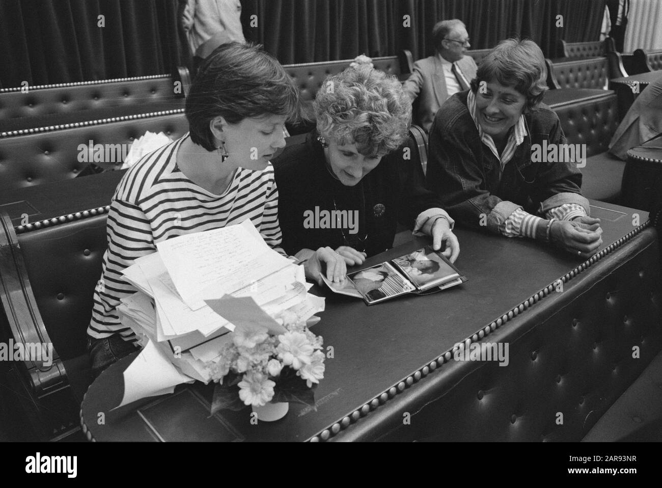 Second Chamber, from l.n.r. Andrée van Es, Wijnie Jabaaij and Ria Beckers view photos of the baby of Van Es Datate: 30 August 1988 Location: The Hague, South-Holland Keywords: members of the room, politicians, women Personal name: Beckers, Ria, Es, Andrée van, Jabaaij, Wijnie Stock Photo