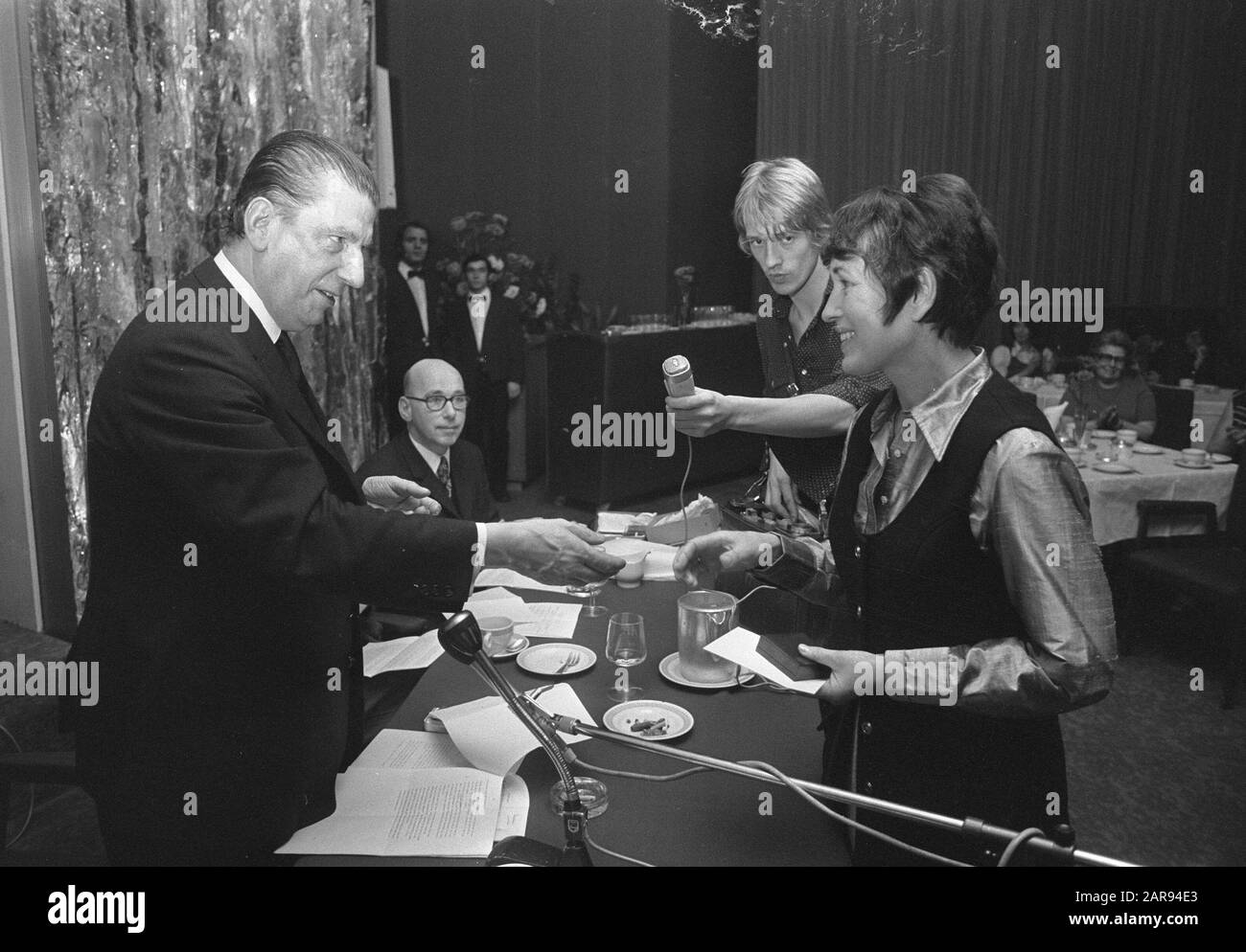 Award of the Dutch Journalism of the Lucas-Oomsfonds in hotel Hilton in Amsterdam, widow of Godfried Bomans receives prize from Mr. Lucas Annotation: Godfried Bomans received postheem an award for his article 'In het hart van Engeland' in the magazine Avenue Datate: 8 December 1972 Location: Amsterdam, Noord-Holland Keywords: awards Stock Photo