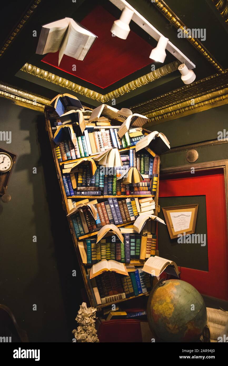 Bookstore vintage female hi-res stock photography and images - Alamy