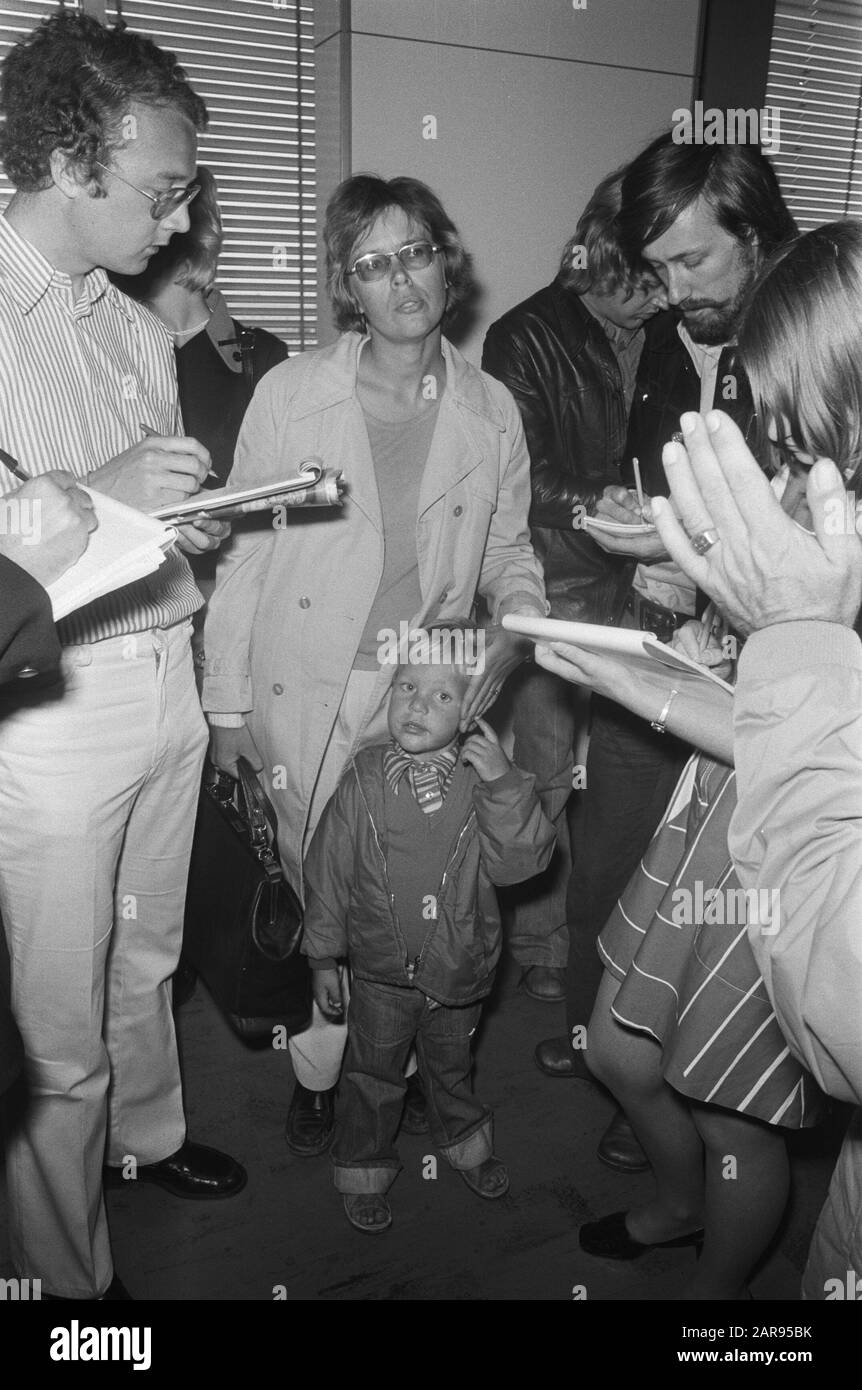 Holidaymakers from Cyprus at Schiphol; Mrs. Bijlsma and son after arrival Date: 22 July 1974 Location: Cyprus Keywords: arrivals, tourists Personal name: Bijlsma Institution name: Schiphol Stock Photo