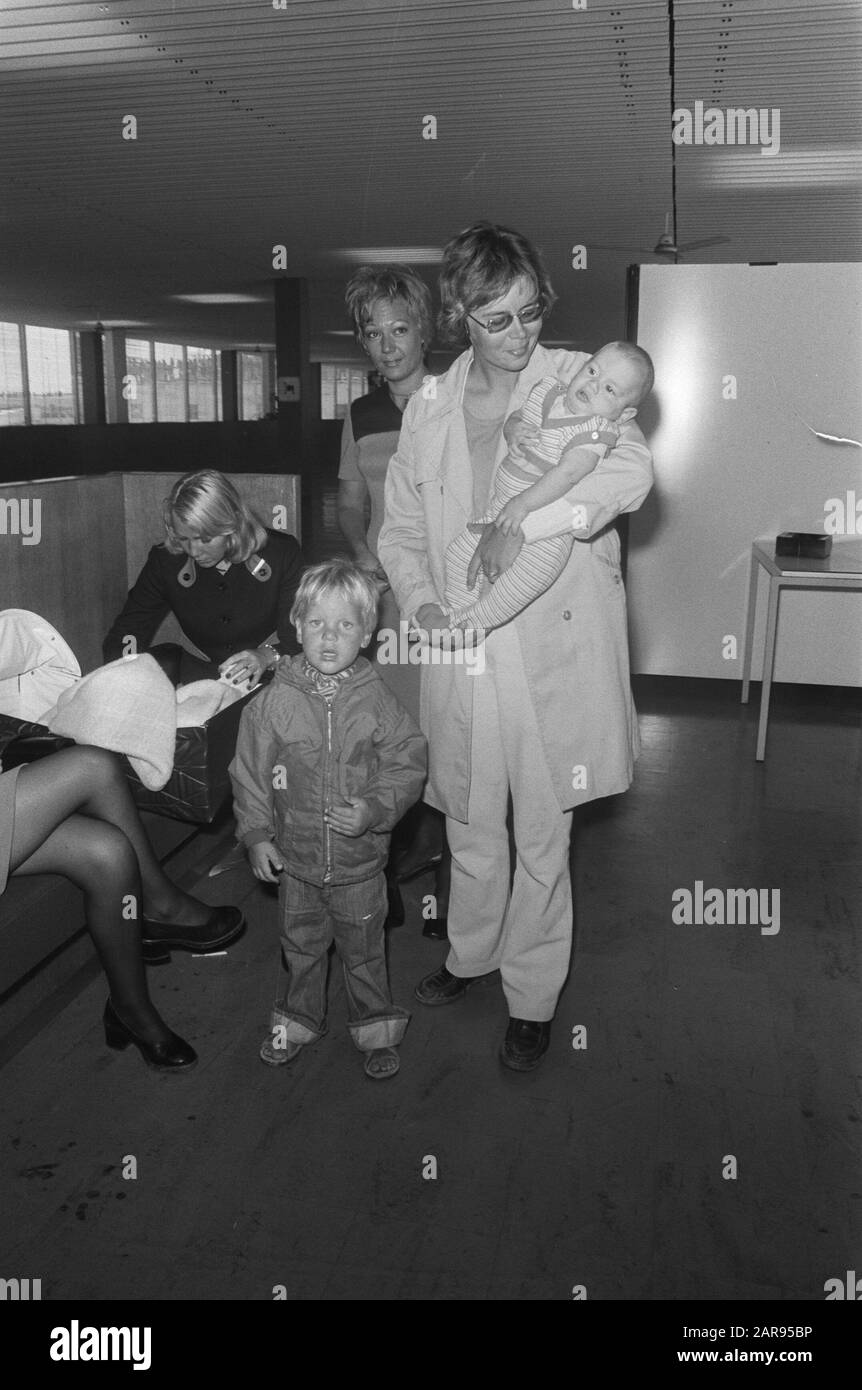 Holidaymakers from Cyprus at Schiphol; Mrs Bijlsma with children after arrival Date: 22 July 1974 Location: Cyprus Keywords: arrivals, tourists Personal name: Bijlsma Institution name: Schiphol Stock Photo