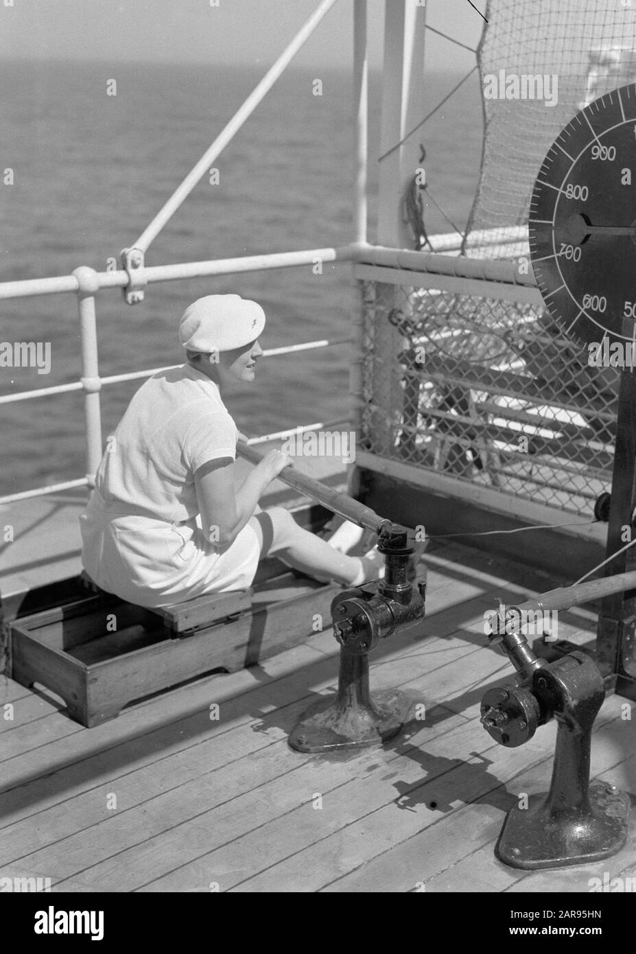 MS Colombia  From the Polls woman Nell Langlais to a rowing machine on the cruise ship MS Colombia on the way to Madeira Date: 1934 Keywords: ships Personname: Langlais, Nell Institution name: KNSM Stock Photo