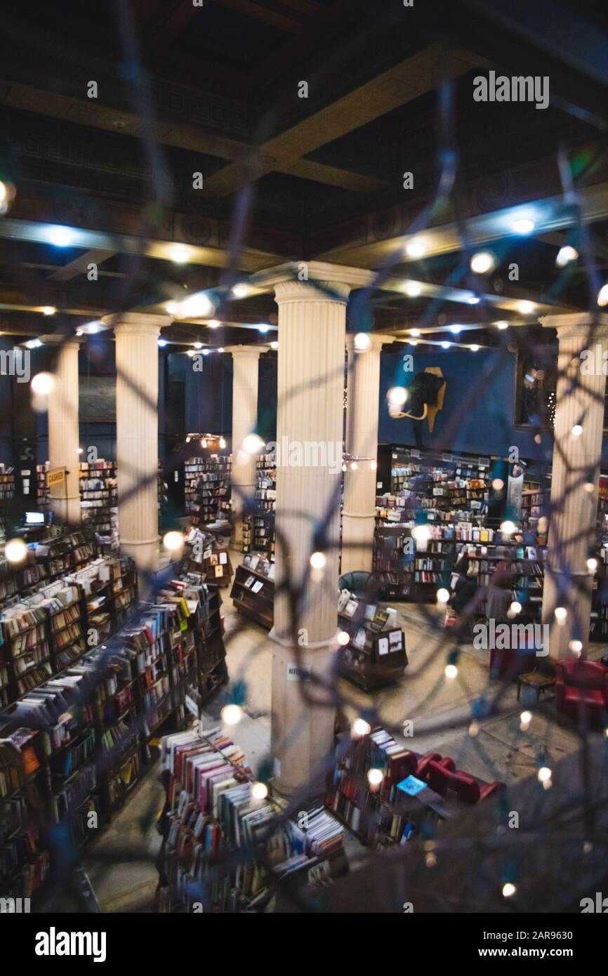 Book stack sculpture hi-res stock photography and images - Alamy