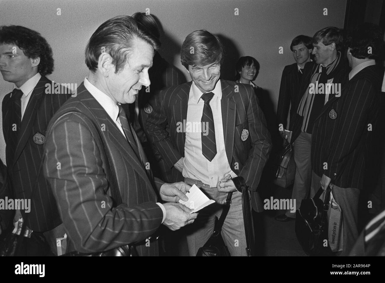 Van Schiphol left the Dutch team Saturday to participate in the mini-World Cup in Uruguay, Jan Zwartkruis at Schiphol with Jan Peters Date: 27 December 1980 Location: Noord-Holland, Schiphol Keywords: teams, sports, football Stock Photo