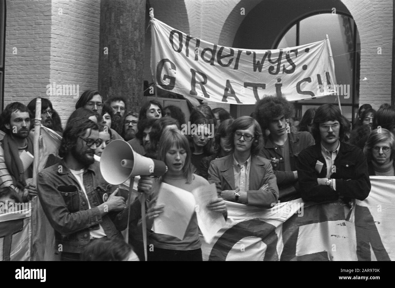 Vg. Universiteitsraad.G.U. A'dam in Maagdenhuis where occupiers of registration office are present, Cylia Galensloot reads statement for Date: 20 February 1973 Location: Amsterdam, Noord-Holland Keywords: Registration offices, Meetings, occupations, declarations Institutional name: Magdenhuis Stock Photo