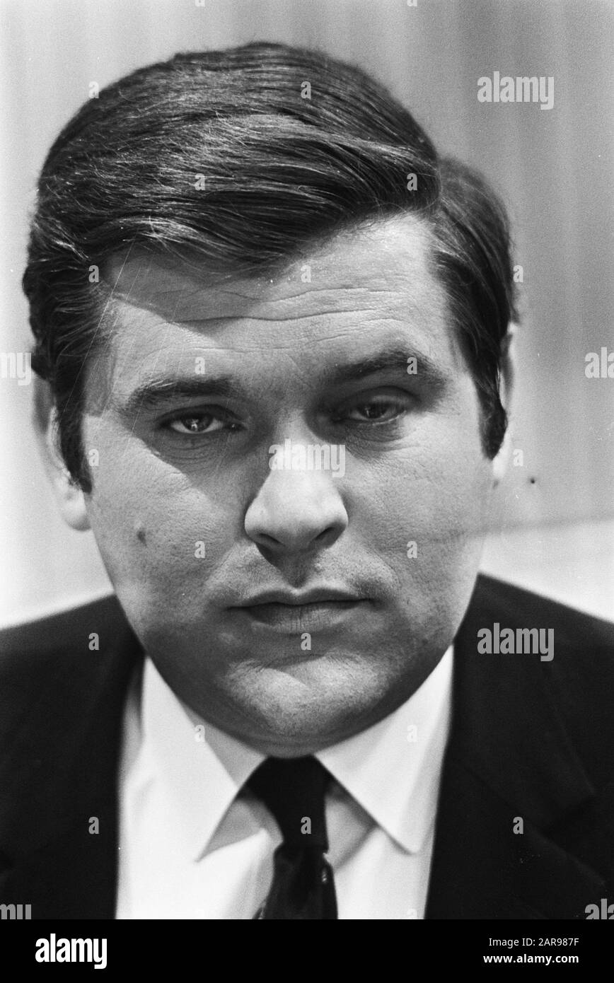 Tv reporter avro hires stock photography and images Alamy