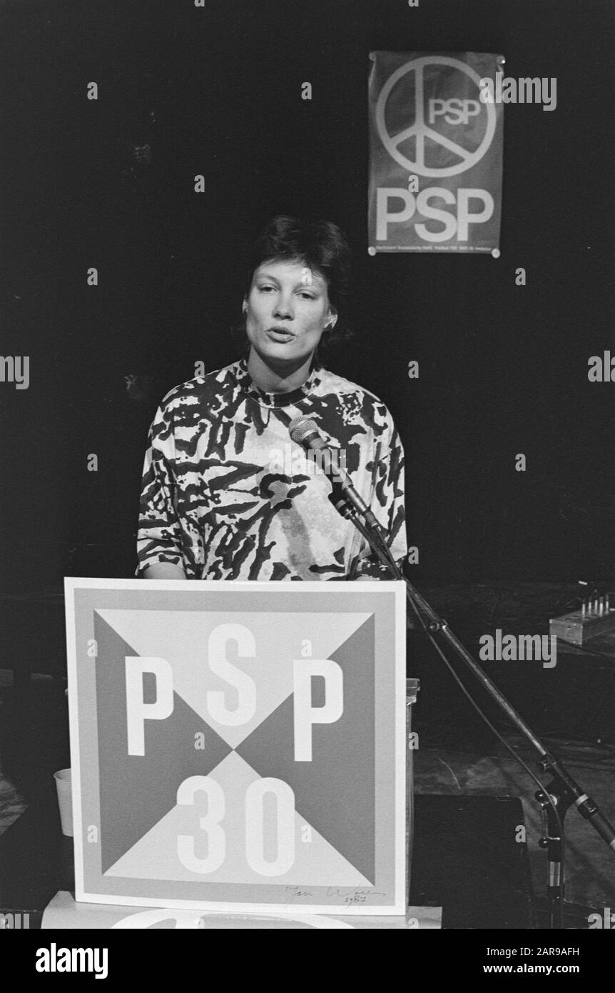 Celebration 30th anniversary PSP in Amsterdam; Second Chamber of political group chairman Andrée van Es during speech Date: 9 May 1987 Location: Amsterdam, Noord-Holland Keywords: Vieringen, group chairmen, speeches Personal name: Es, Andrée of Institution name: PSP Stock Photo