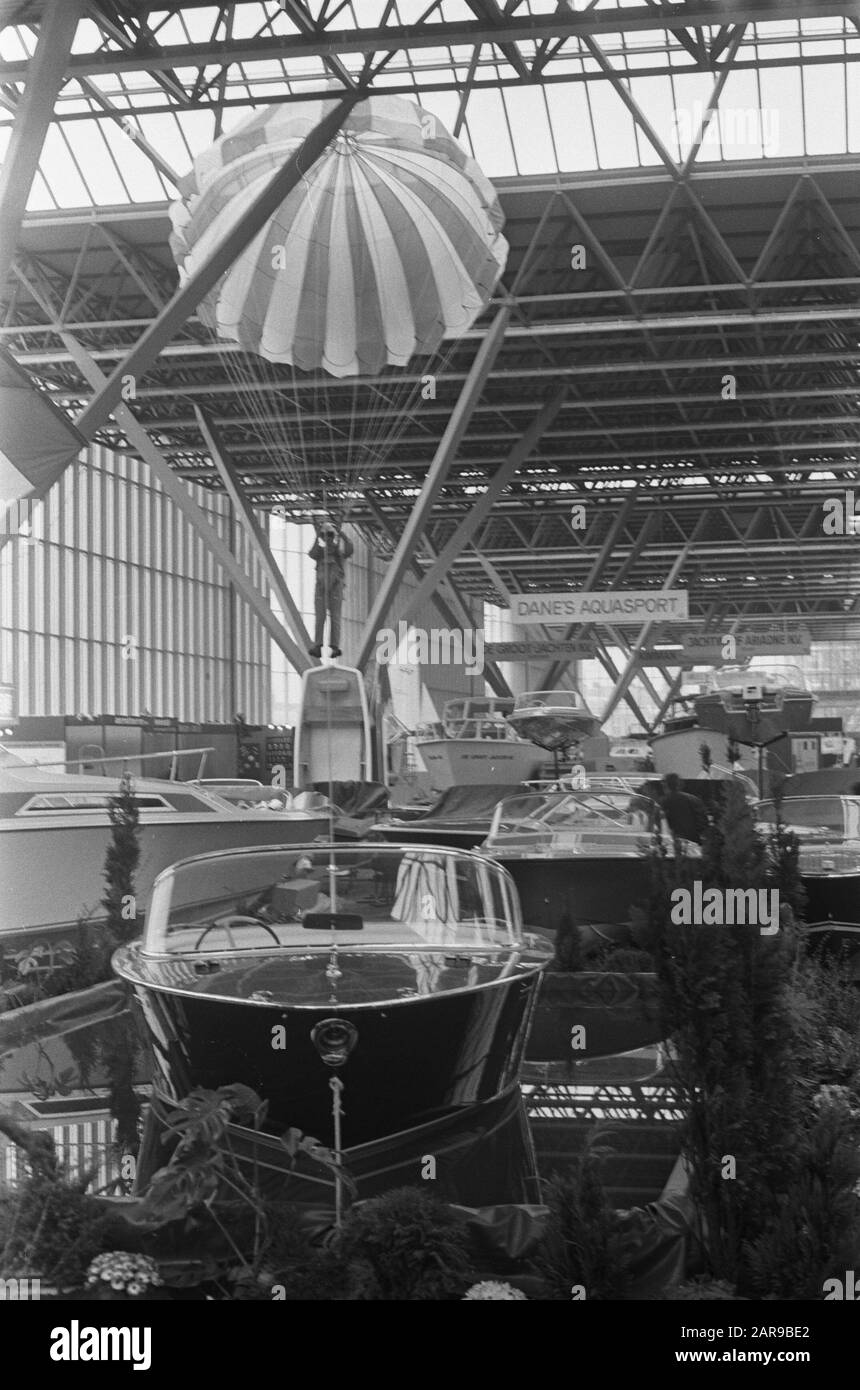 Fifteenth HISWA in RAI Amsterdam. Preparations. Boat with parachute Date: March 12, 1970 Location: Amsterdam, Noord-Holland Institution name: HISWA Stock Photo