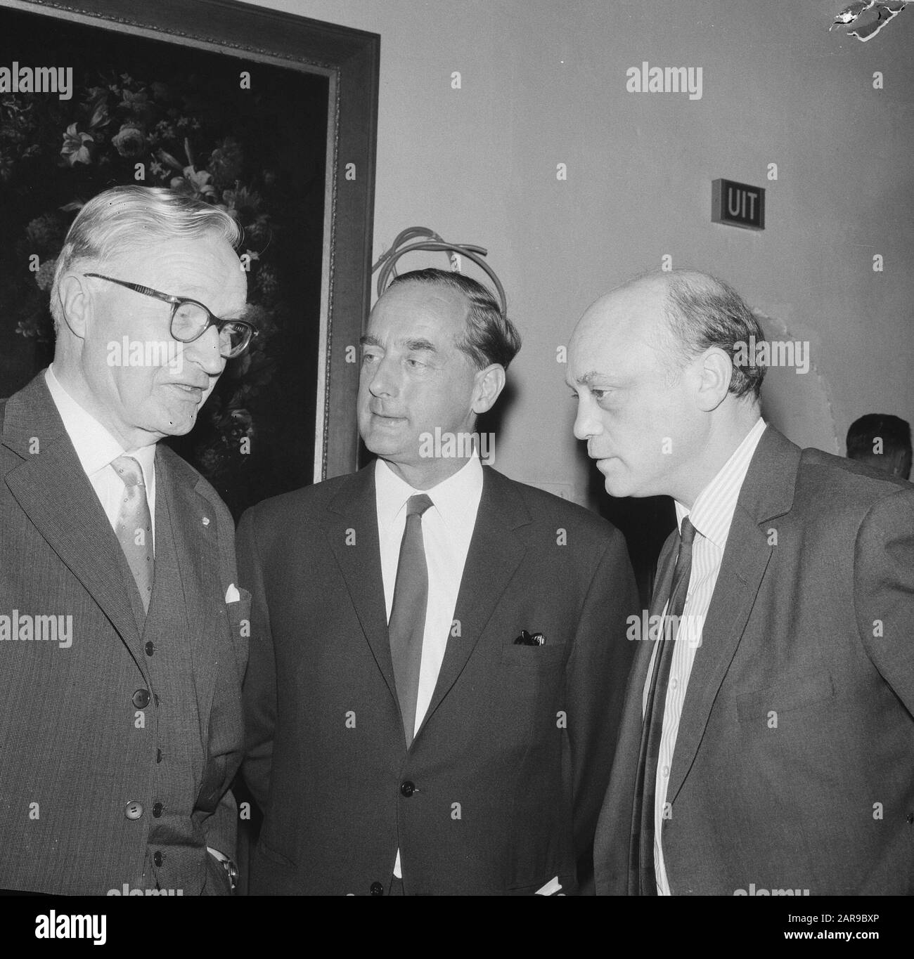 Visser Neerlandia awards, from l.n.r. Prof. Libbe van der Wal, mr. Hans