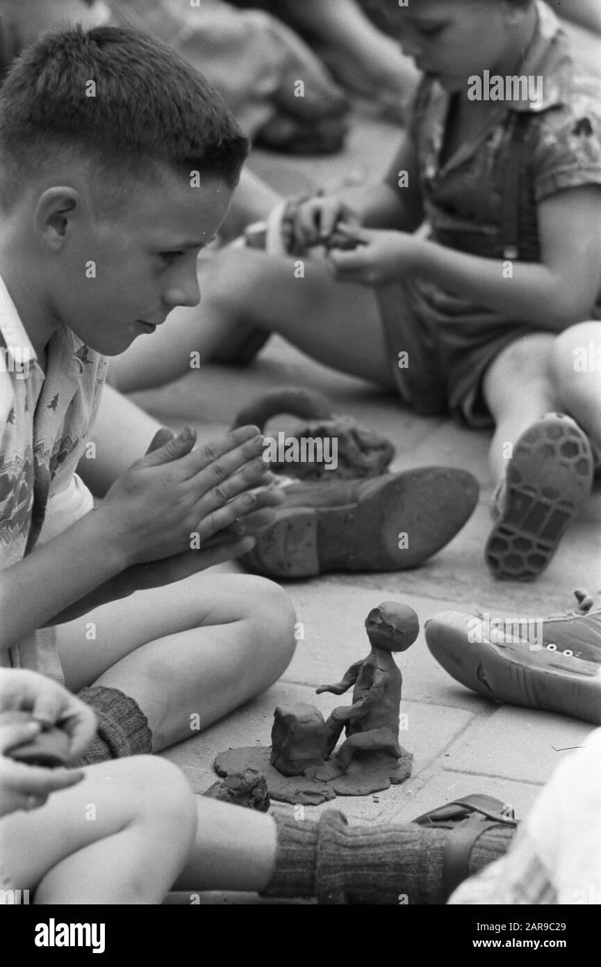 VKF; Holiday Children's Party in district centre d'Oude Stadt. Children modelling Date: 31 July 1961 Location: Amsterdam Keywords: children, holiday camps Stock Photo