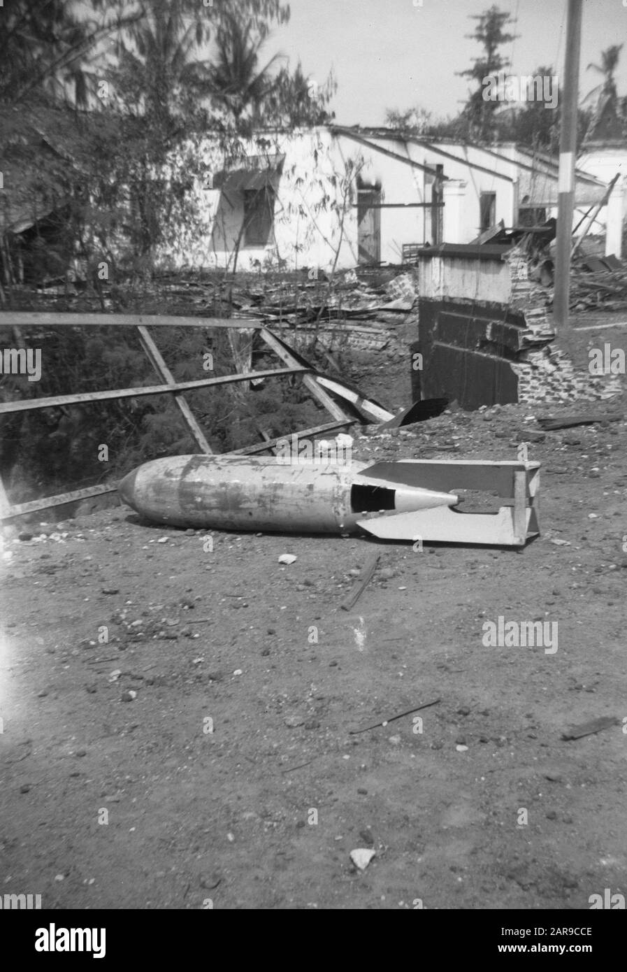 Belongs to art. W.B. Lute. Grässer  Aircraft bomb is unexploded on a bridge Date: August 1947 Location: Indonesia, Dutch East Indies Stock Photo