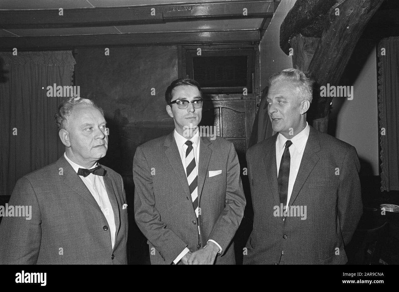 Noodraad Boerenpartij meets in Blaricum Ir. Willem Stam is interviewed by the political journalist of Kro s Focus Frits van der Poel right Date September 27 1966 Keywords meetings interviews Personal ...