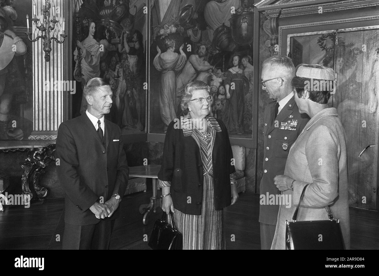 Queen Juliana receives General Goodpaster and his wife at Huis ten Bosch, The Hague   V.l.n.r. Mininster of Defense Den Toom, Queen Juliana, General Andrew J. Goodpaster and Mrs. Goodpaster Date: 8 September 1969 Location: The Hague, Zuid-Holland Keywords: generals, queens, ministers, receipts Personal name: Goodpaster, Andrew Jackson, Juliana, queen, Toom, Willem den Institutionname: Huis Ten Bosch Stock Photo