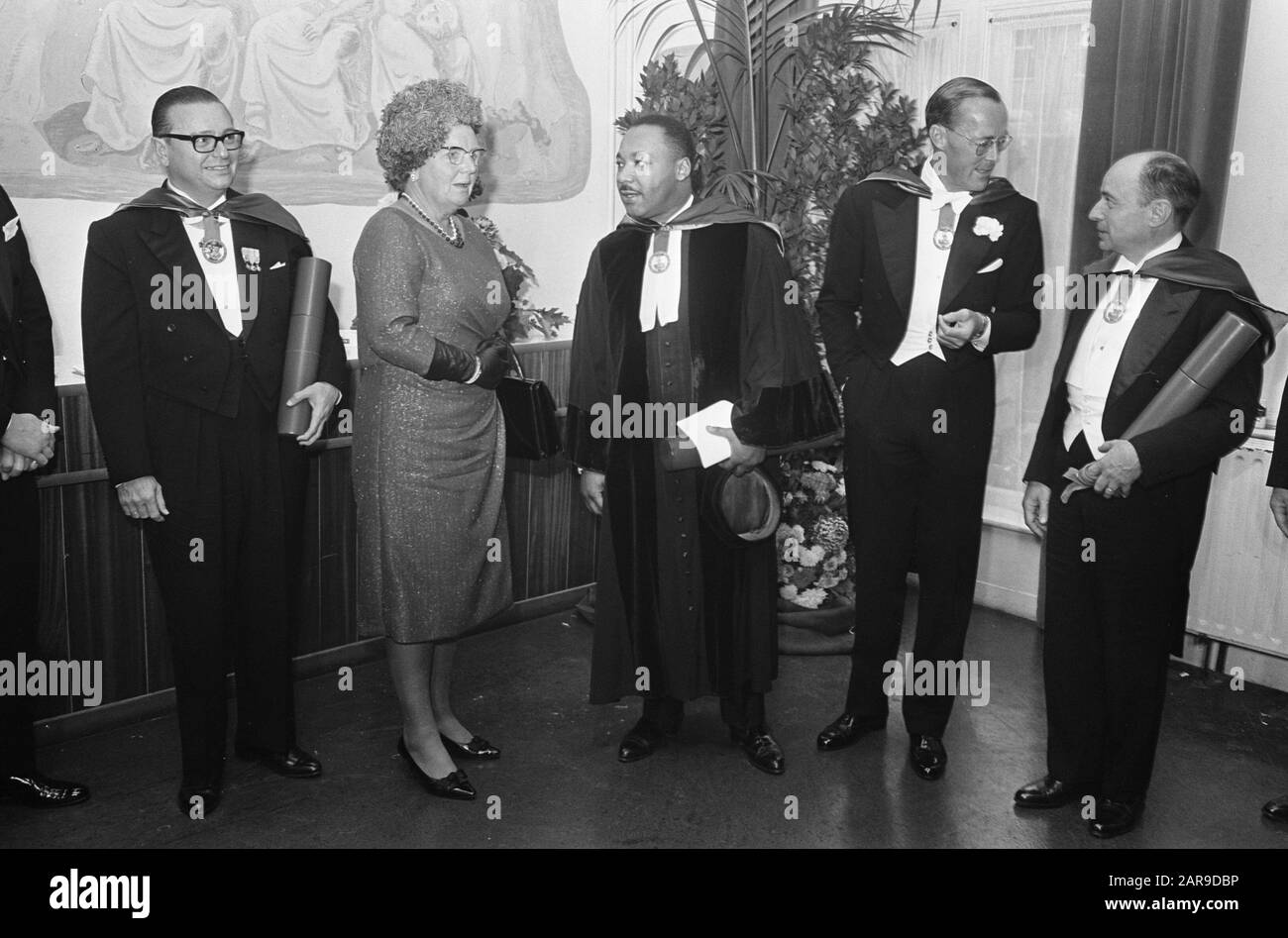 Honorary doctorates of the VU University in the Concertgebouw in Amsterdam  V.l.n.r. Minister-President of the Antilles E. Jonckheer, Queen Juliana, Dr. Martin Luther King and Prince Bernhard Date: 20 October 1965 Location: Amsterdam, Noord-Holland Keywords: honorary doctorates, queens, prime ministers, ceremonies Personal name: Bernhard (prince Netherlands), Jonckheer, E., Juliana (queen Netherlands), King, Martin Luther Stock Photo