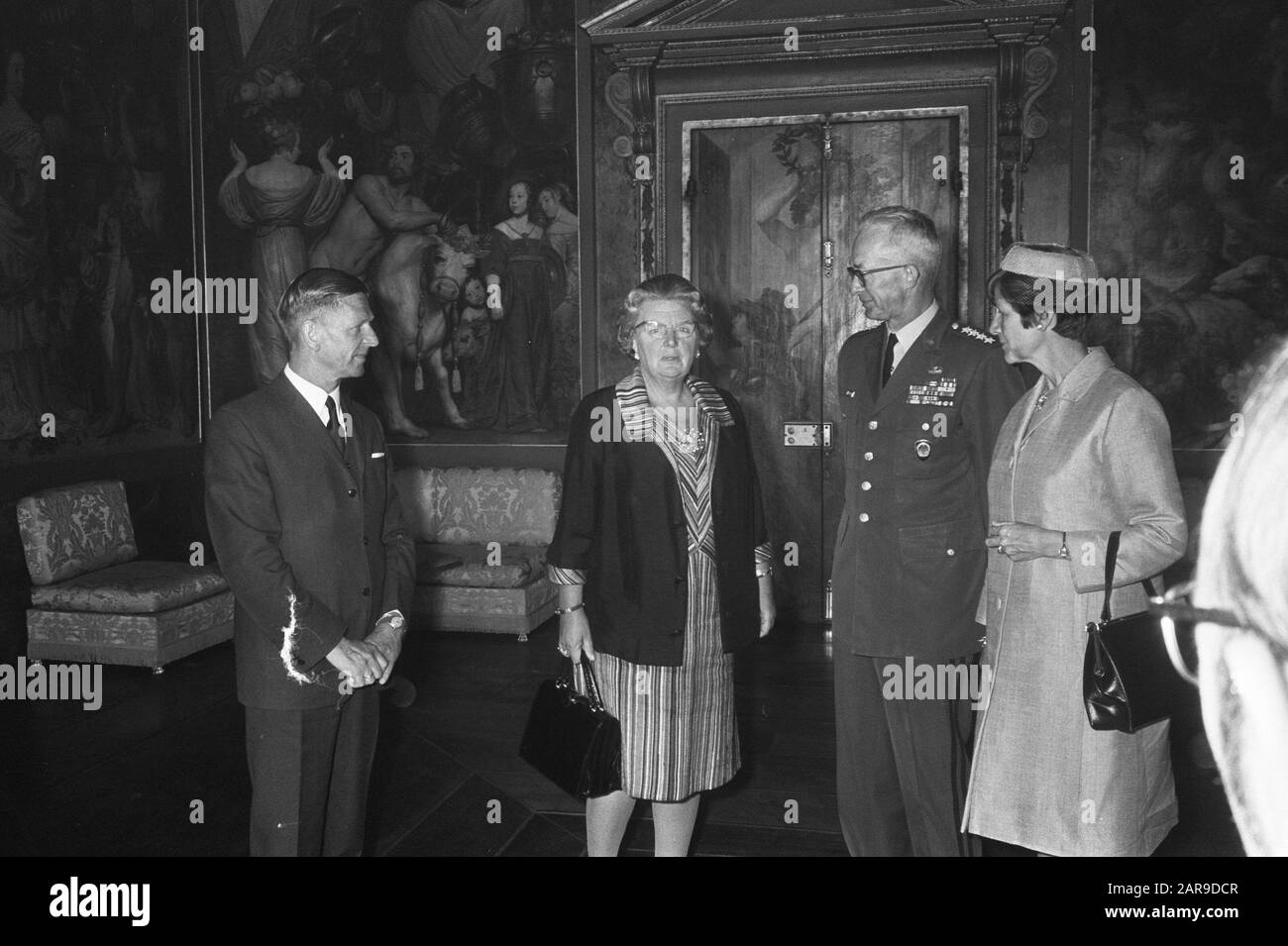 Queen Juliana receives General Goodpaster and his wife at Huis ten Bosch, The Hague  V.L.N.R. Minister of Defence Willem den Toom, Queen Juliana, General Andrew J. Goodpaster and Mrs. Goodpaster Date: 8 September 1969 Location: The Hague, Zuid-Holland Keywords: generals, queens, ministers, receipts Personal name: Goodpaster, Andrew Jackson, Juliana, queen, Toom, Willem den Institutionname: Huis Ten Bosch Stock Photo