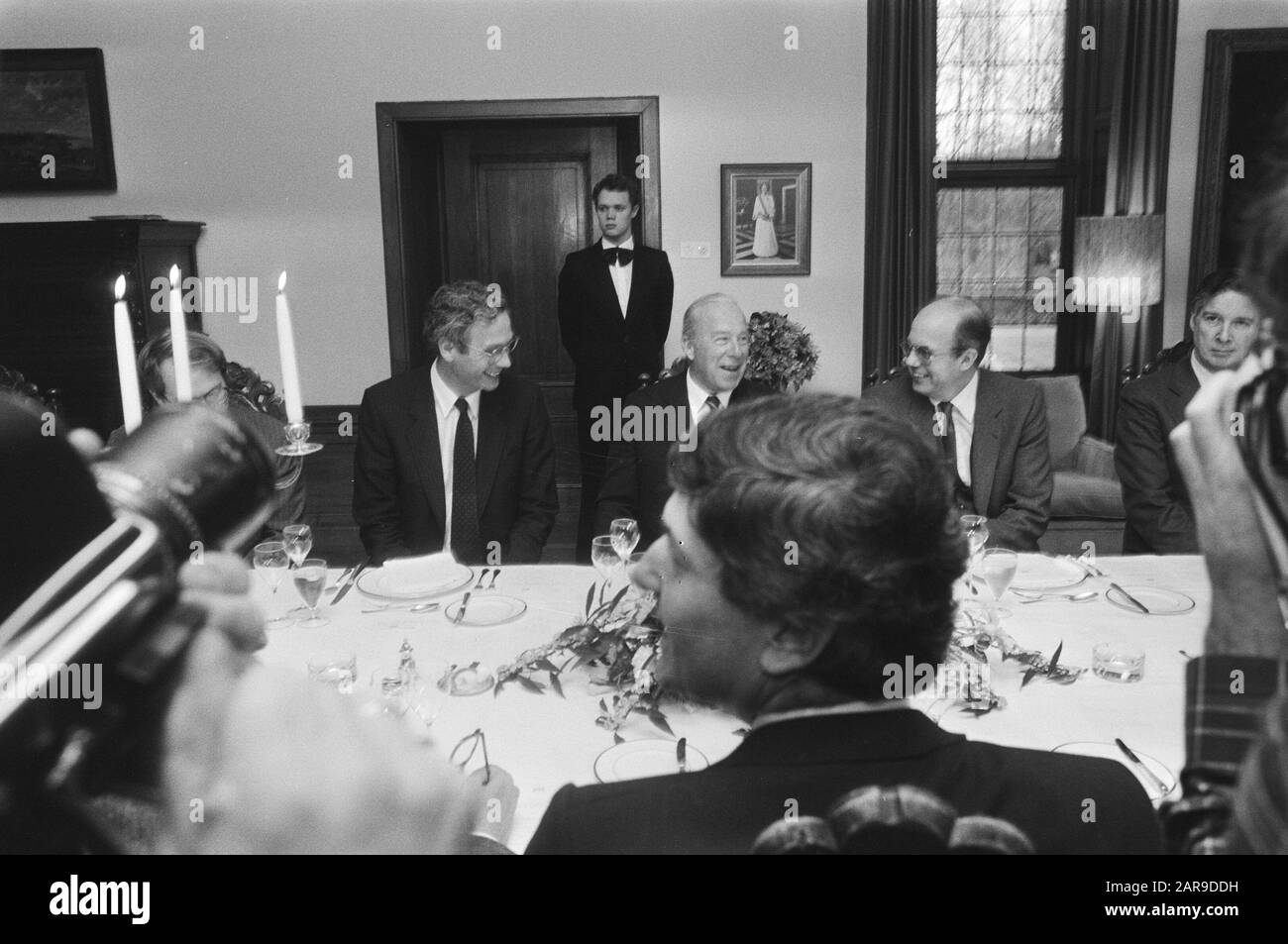 Visit of George Schultz, the US Secretary of State, to the Netherlands  V.L.N.R. Minister Van den Broek Foreign Affairs, Minister Schultz and  Minister De Ruiter (justice), in the foreground premier Lubbers Date: